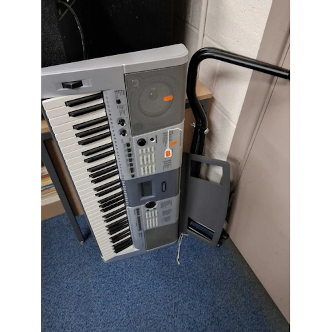 YAMAHA PSR-E403 61 KEY PORTABLE ELECTRONIC ARRANGER KEYBOARD...