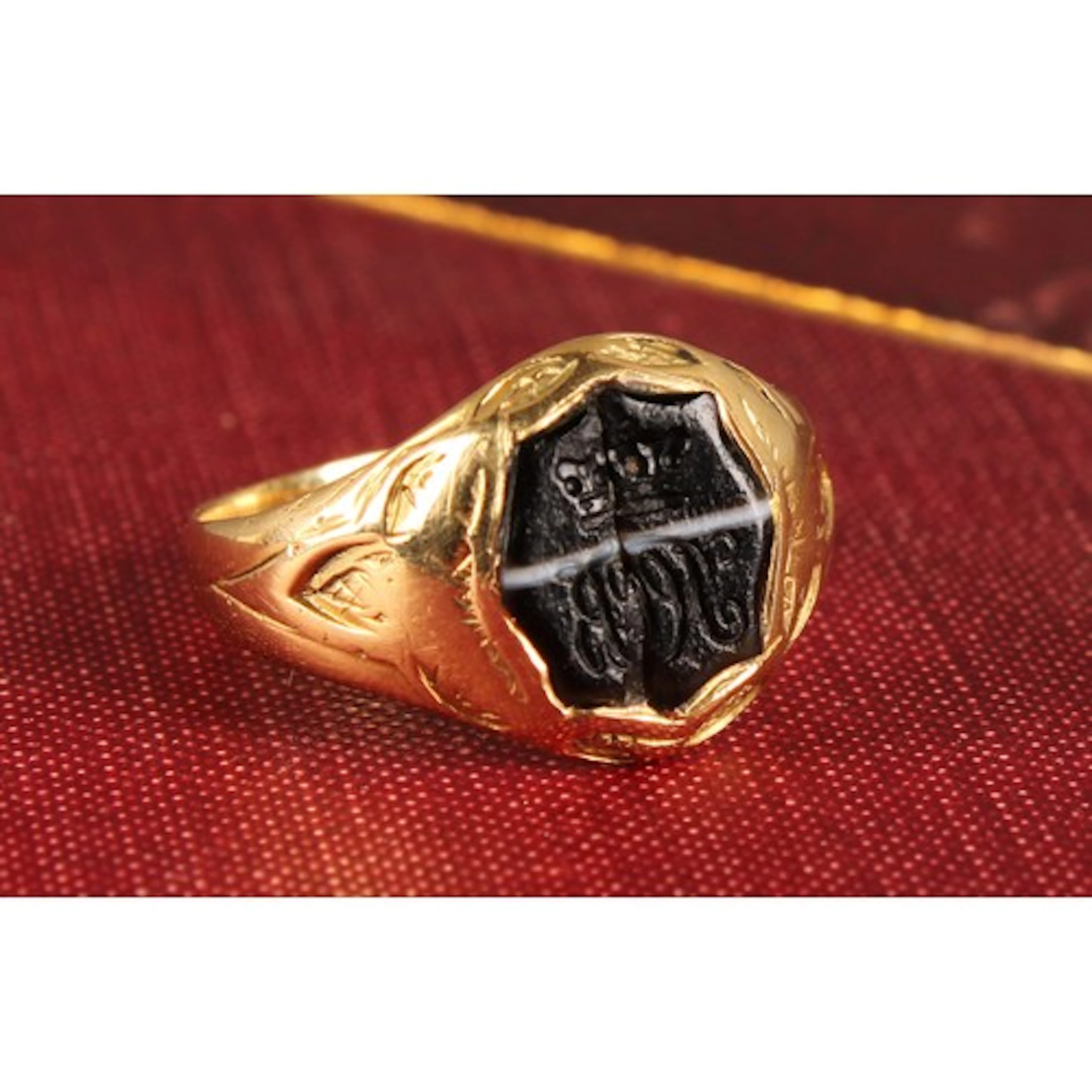 An 18ct gold signet ring, set with an agate armorial intagli...