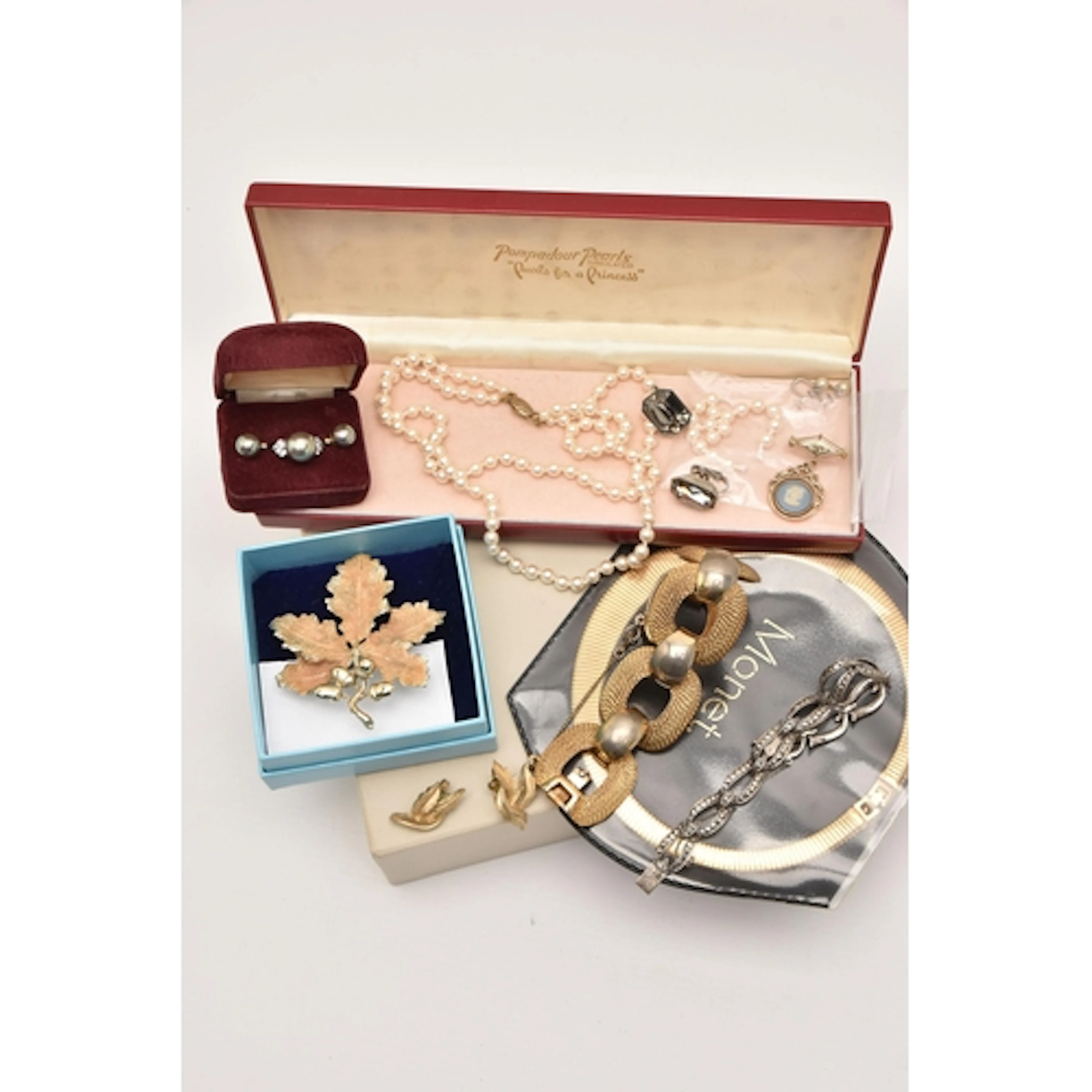 AN ASSORTMENT OF JEWELLERY, to include a large 'Monet' chain...
