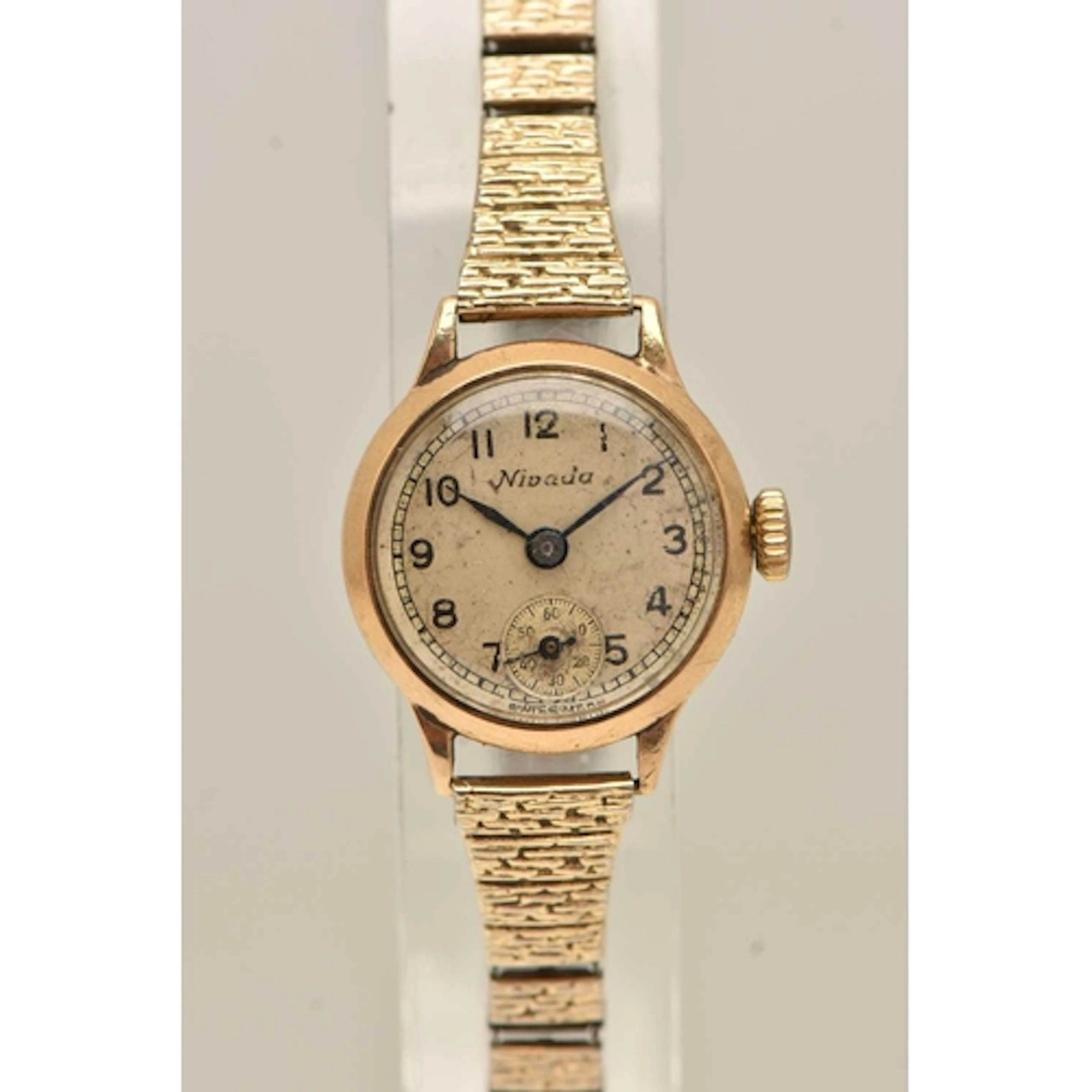 A LADIES 9CT GOLD 'NIVADA' WRISTWATCH, manual wind, discolou...