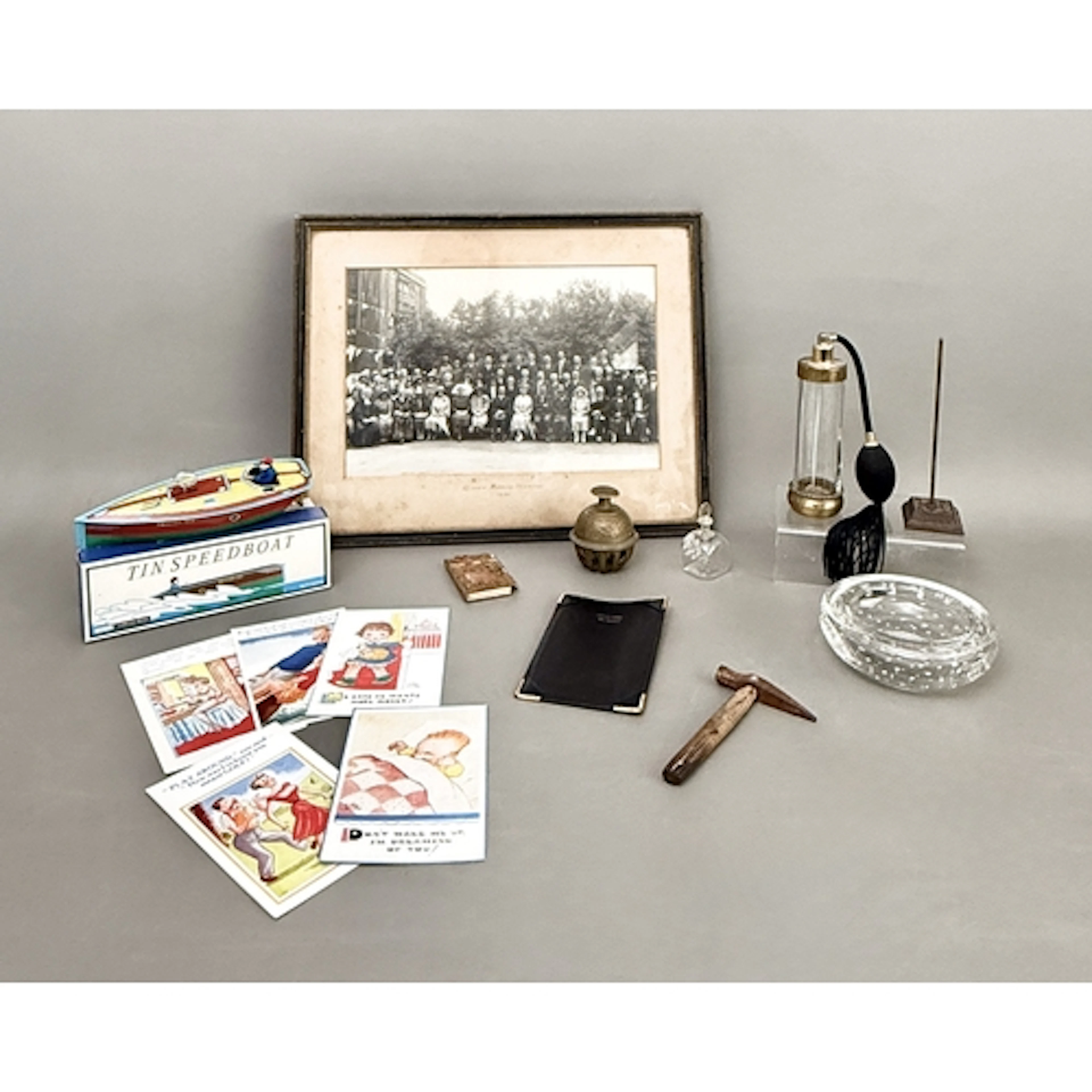 A small group of miscellaneous collectables - including a Vi...