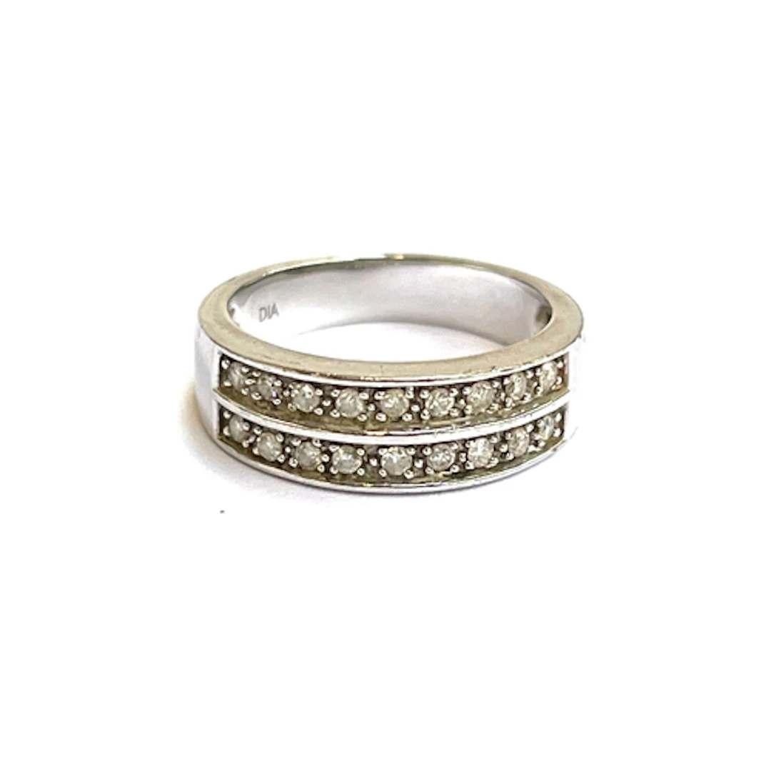 A 9ct white gold and diamond ring, size L 1/2, 4.2g