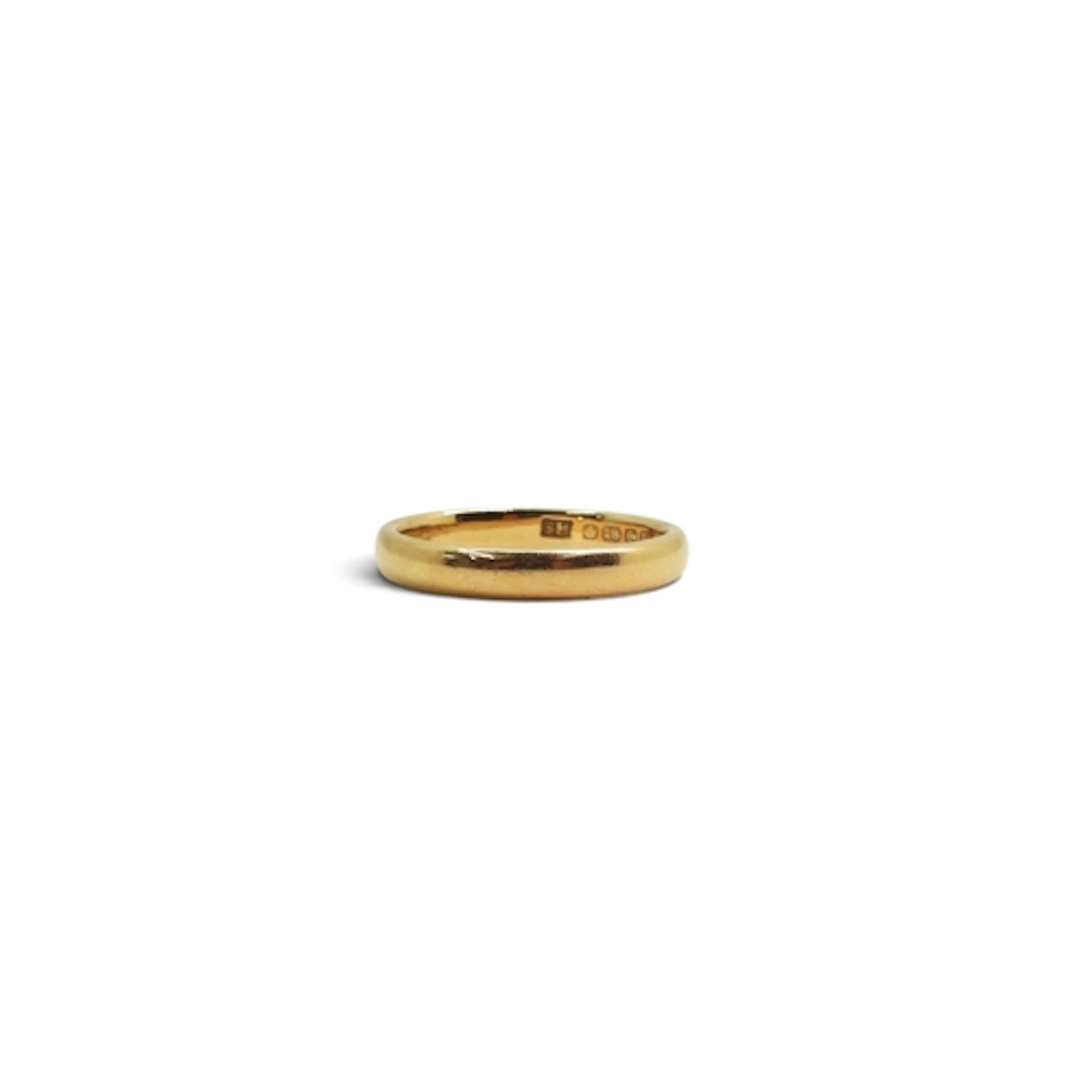 An 18ct gold court wedding ring, size N, weight 3.6gms