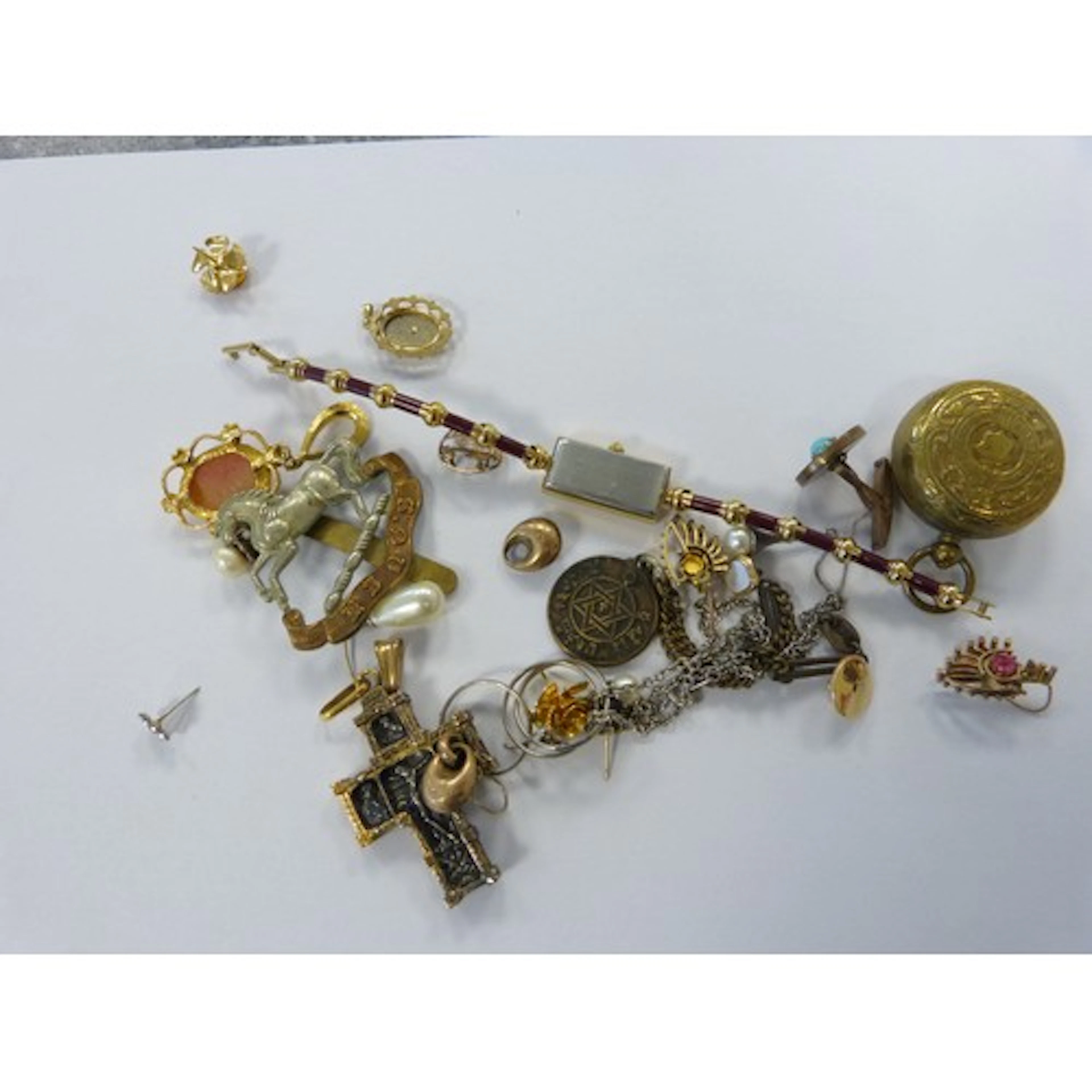 Bag of vintage costume jewellery.