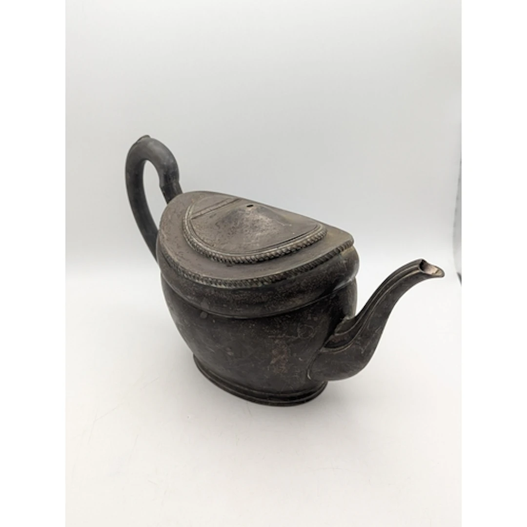 A George V silver teapot hallmarked Sheffield 1922, having g...