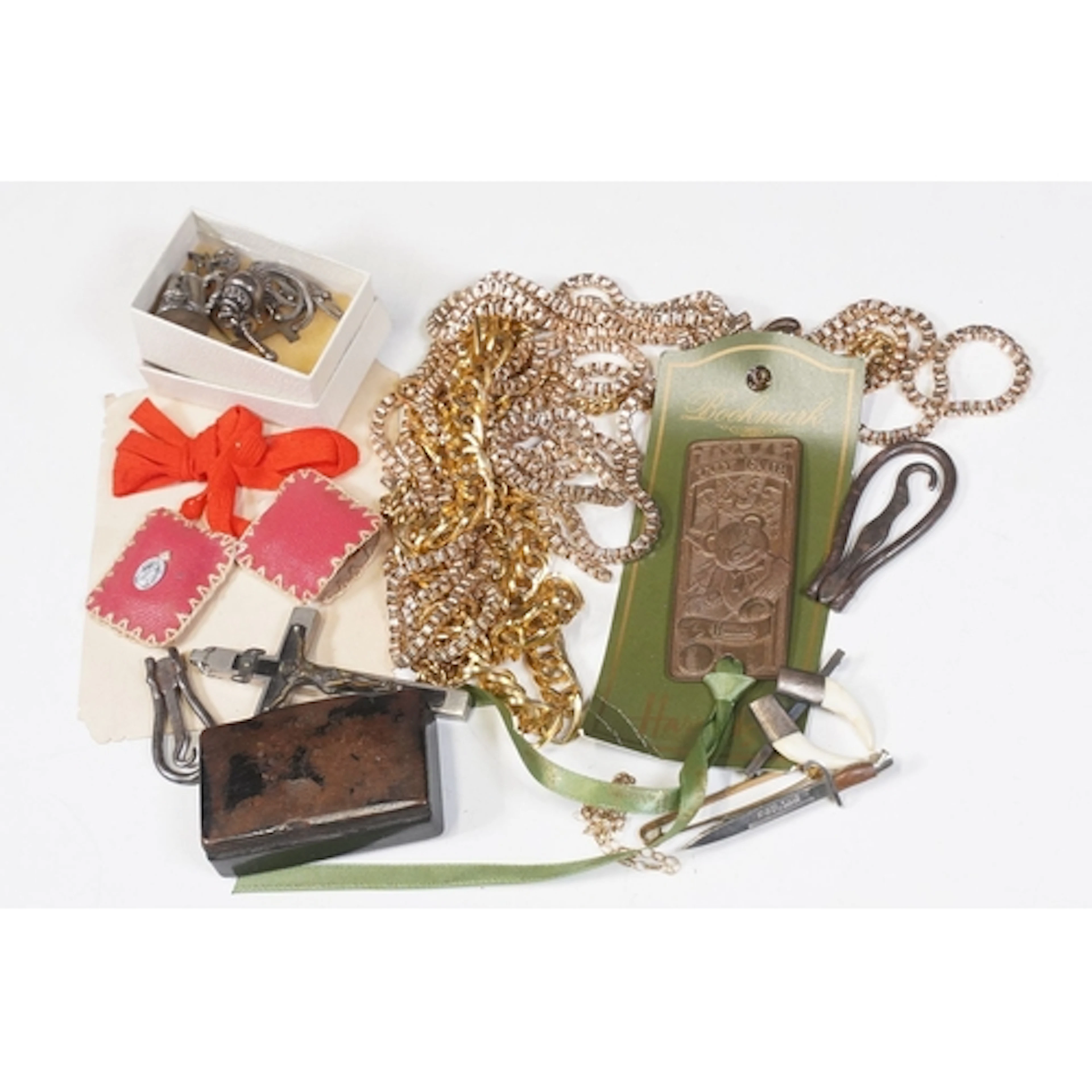 Mixed costume jewellery to include charms, chains, brooches,...