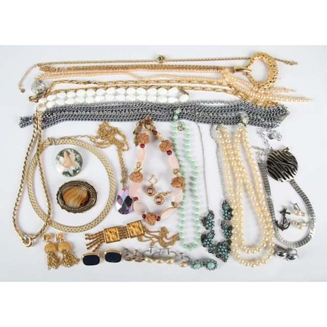 Costume jewellery to include gem set earrings, necklaces, be...