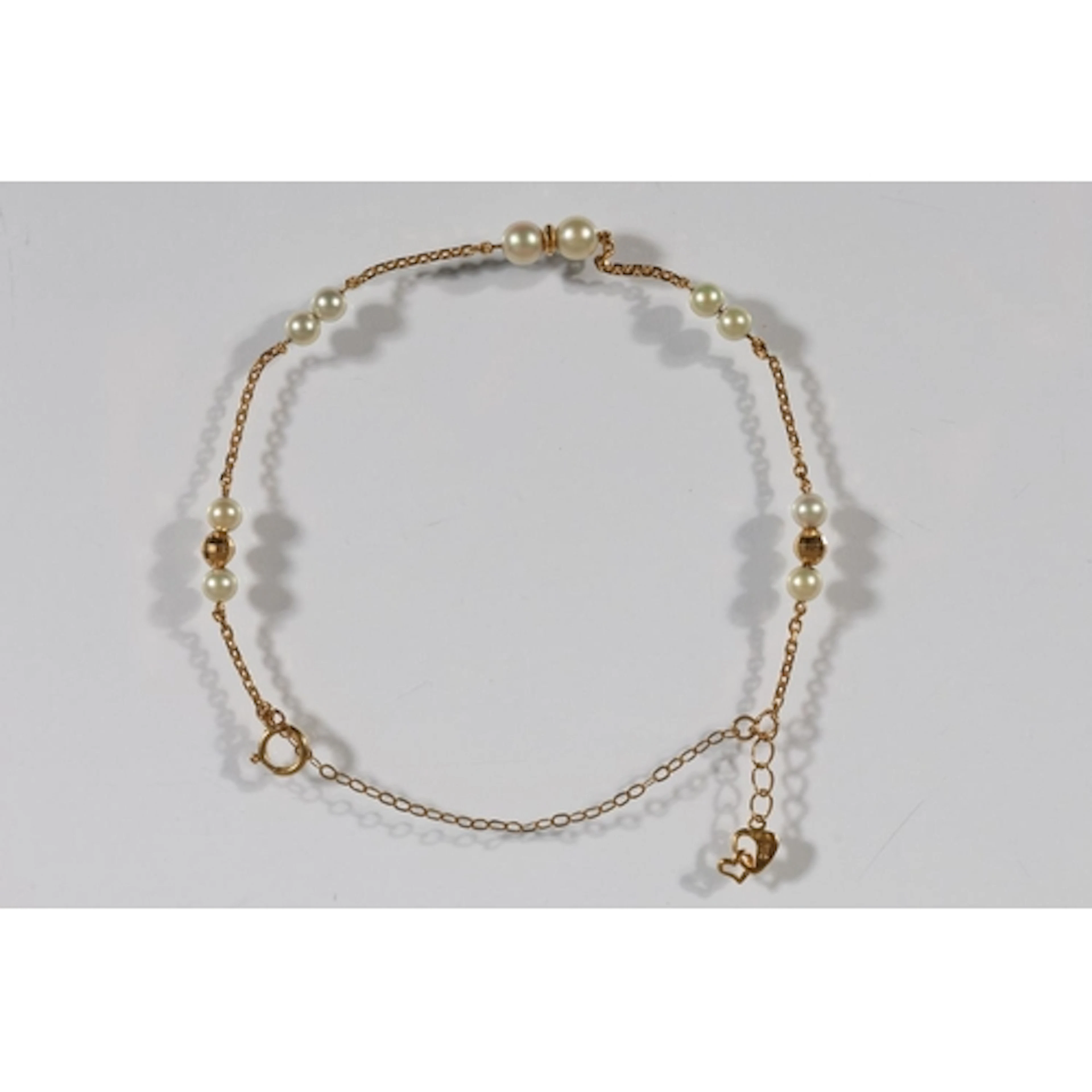Gold tone and pearl bracelet stamped 'K18', 3g gross.