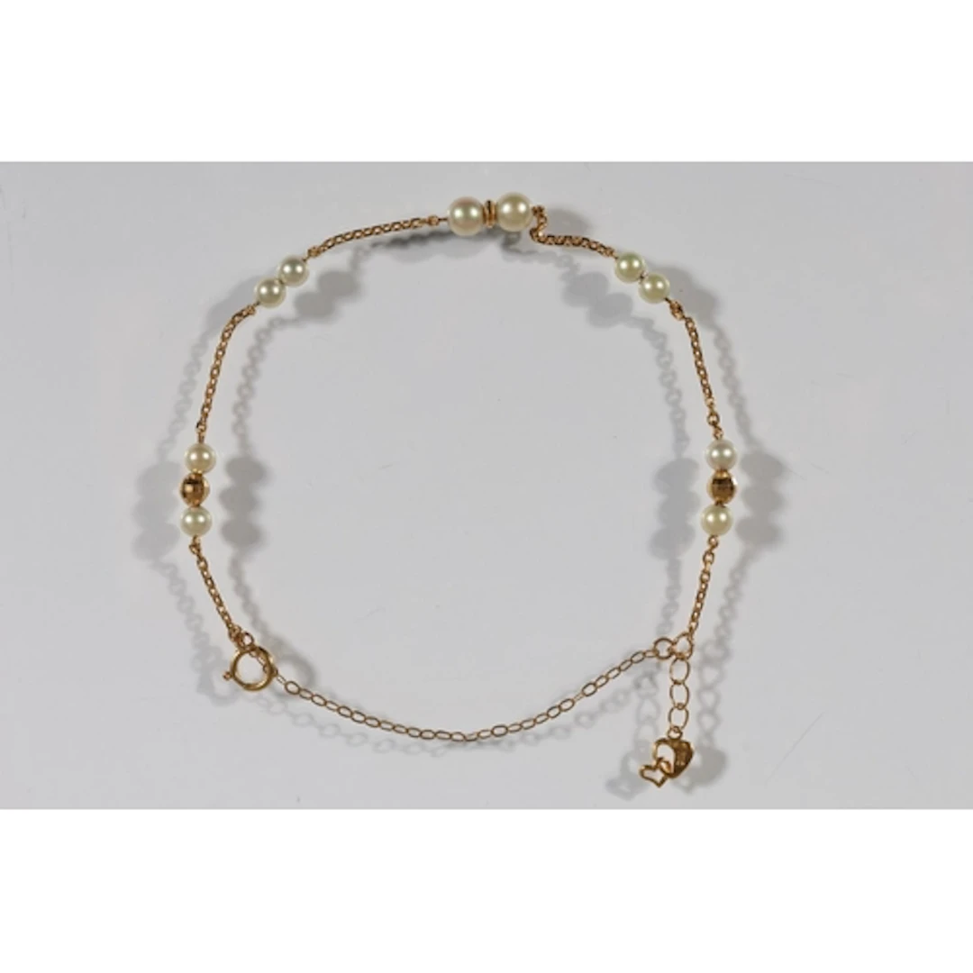Gold tone and pearl bracelet stamped 'K18', 3g gross.