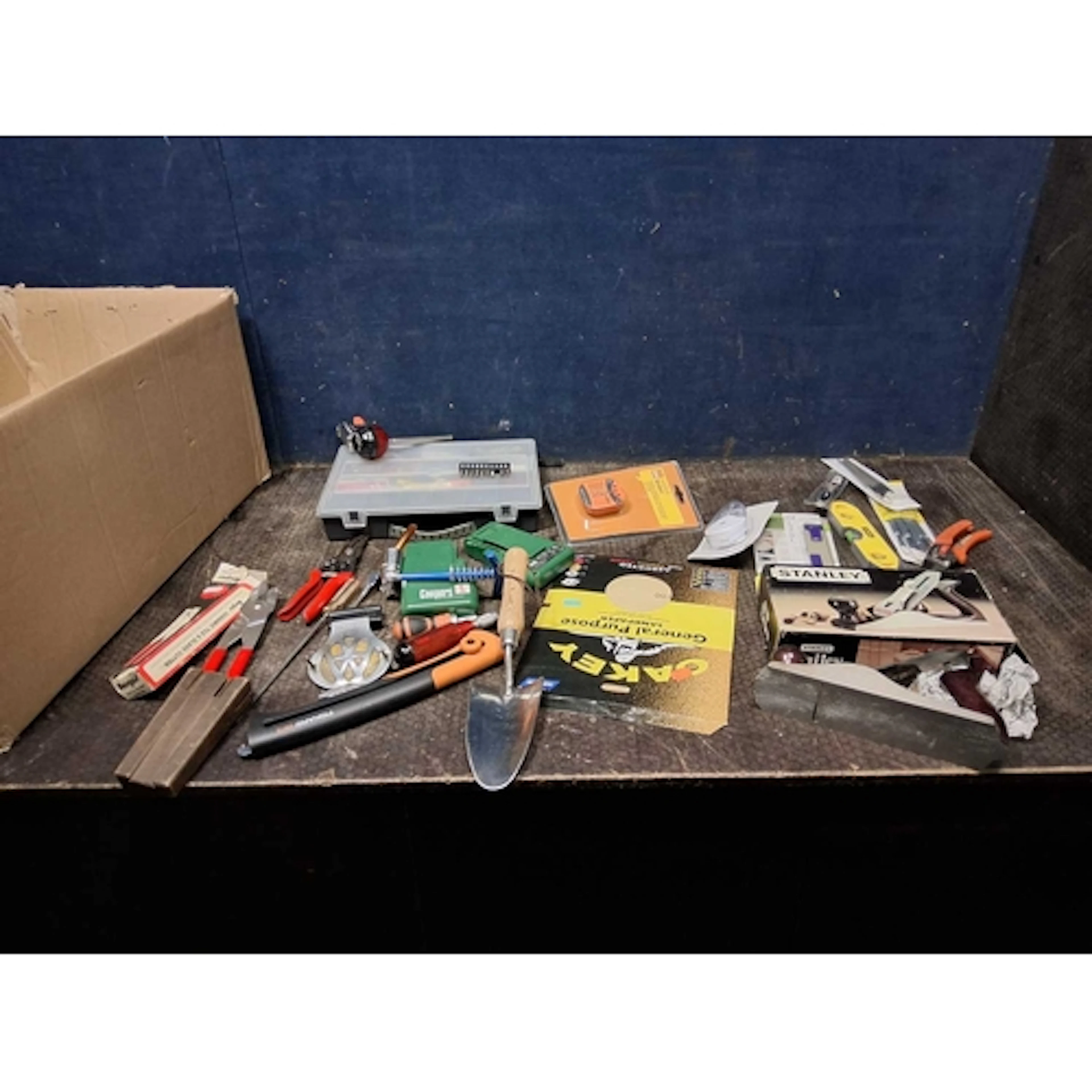 A TRAY CONTAINING TOOLS, including a boxed Stanley No.4 plan...