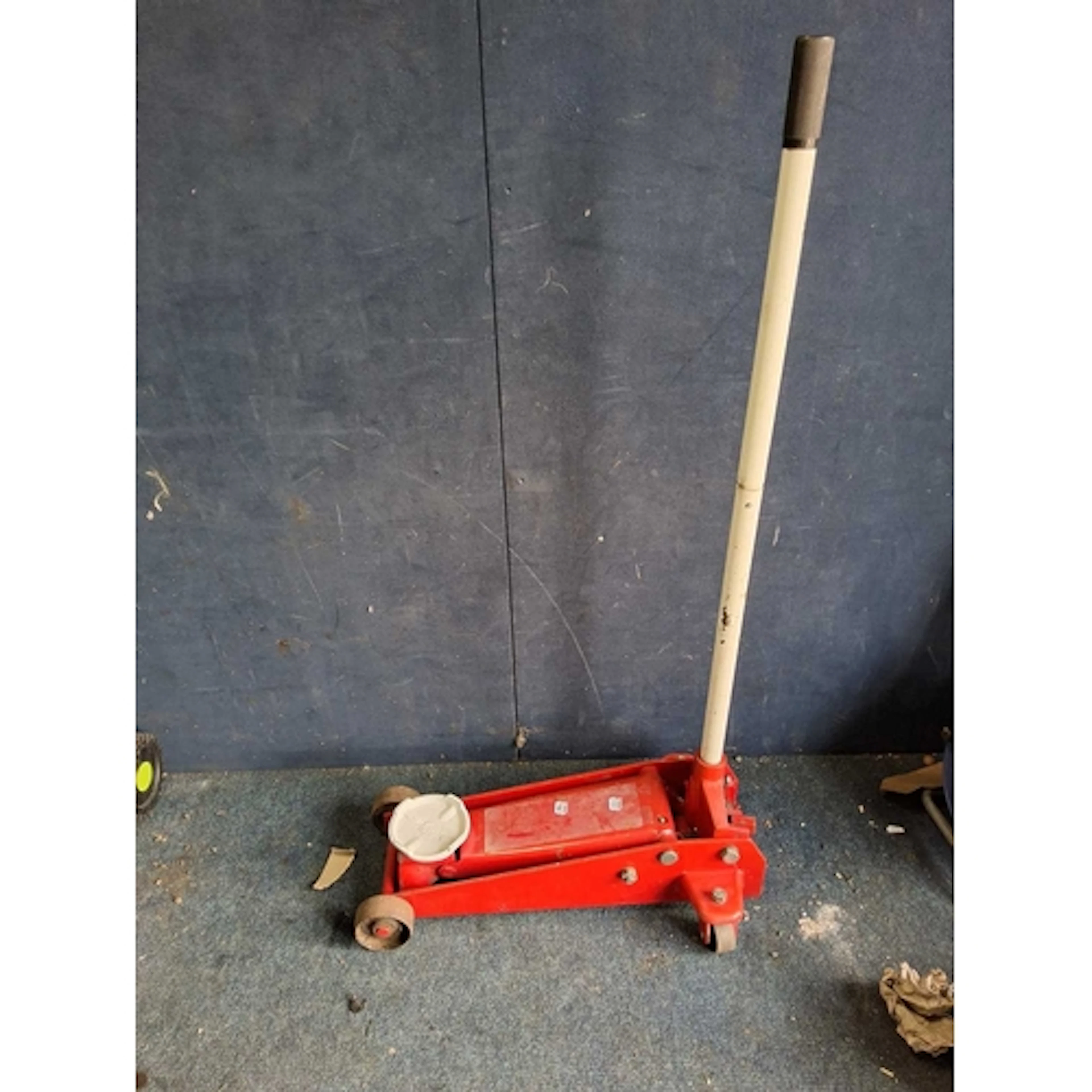 A HEAVY DUTY TROLLEY JACK with handle