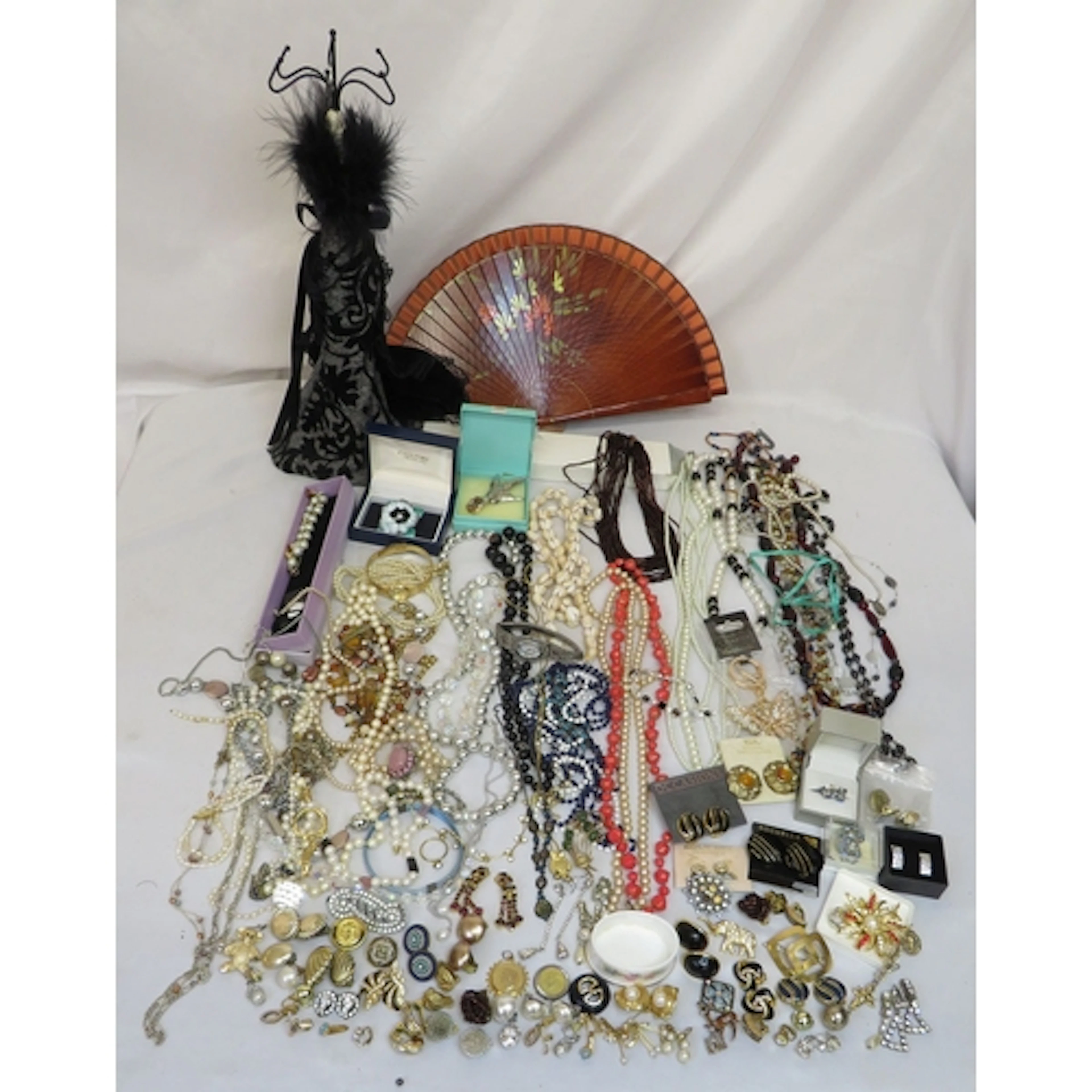 Costume Jewellery, vintage & contemporary incl. faux pearl n...