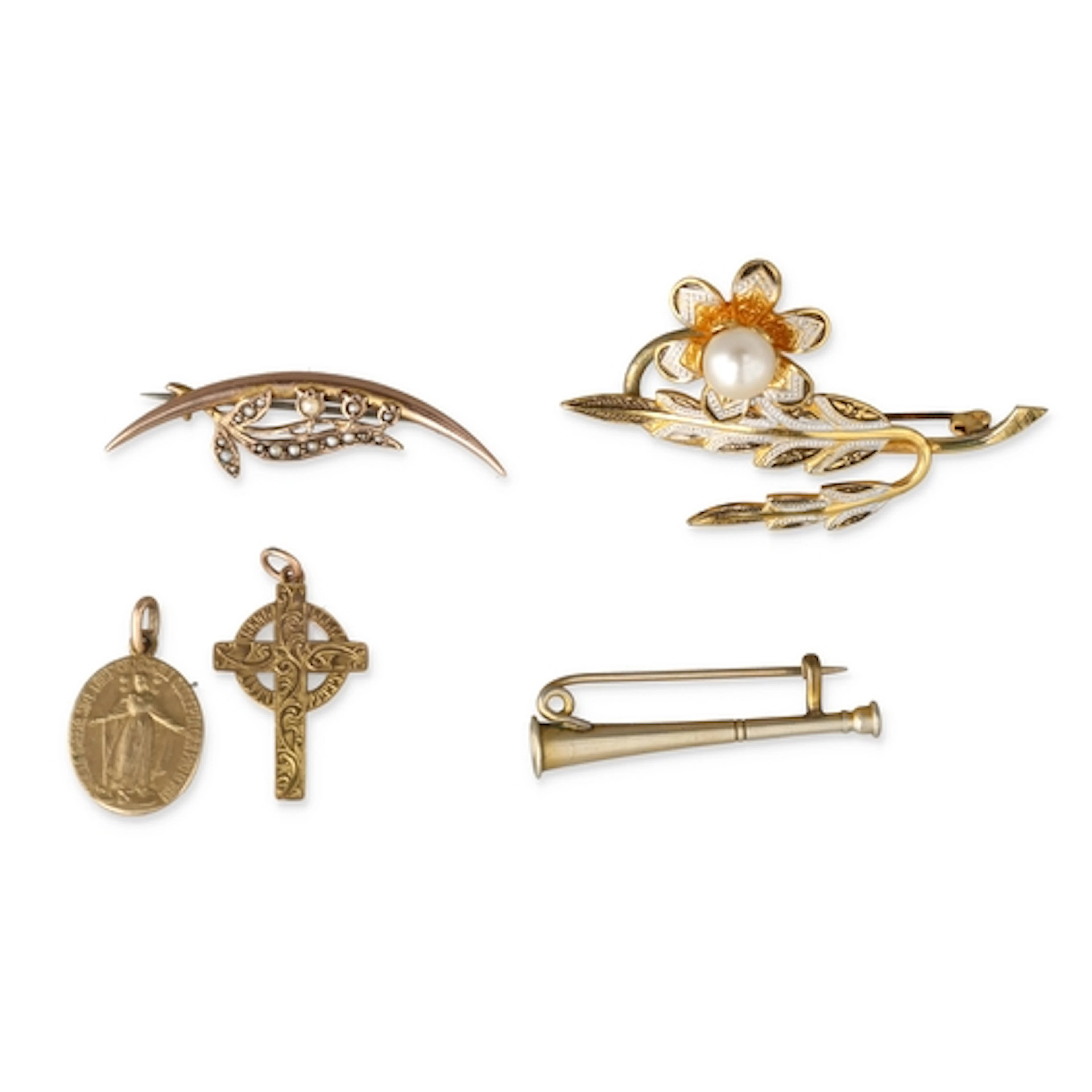 A GROUP OF BROOCHES TO INCLUDE A 9CT GOLD BROOCH AND TWO REL...