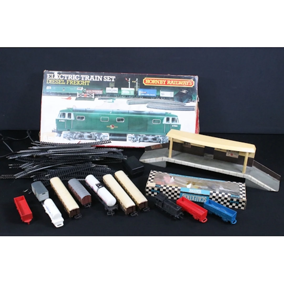 Quantity of OO gauge model railway to include 15 x items of ...