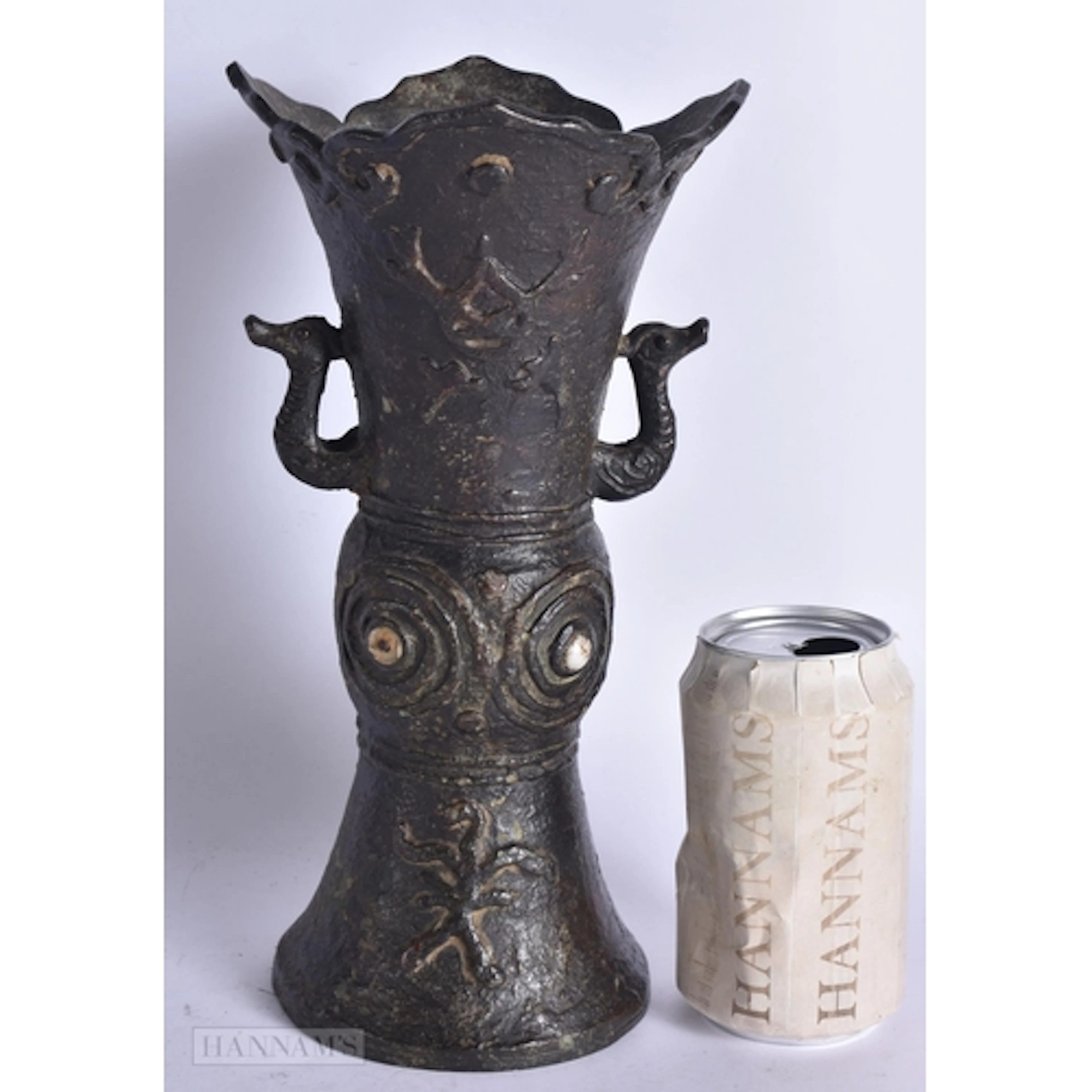 A LOVELY 16TH/17TH CENTURY CHINESE TWIN HANDLED BRONZE VASE ...