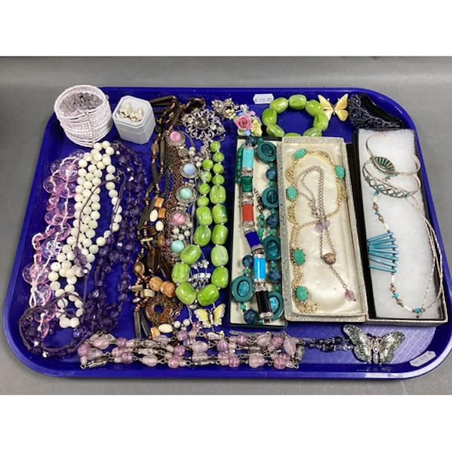 A Collection of Assorted Costume Jewellery, including a flor...