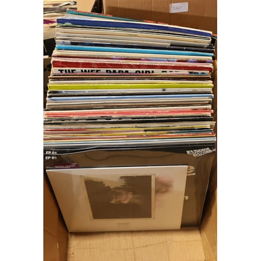 Box containing mixed 12'' singles to include mainly 1980's a...