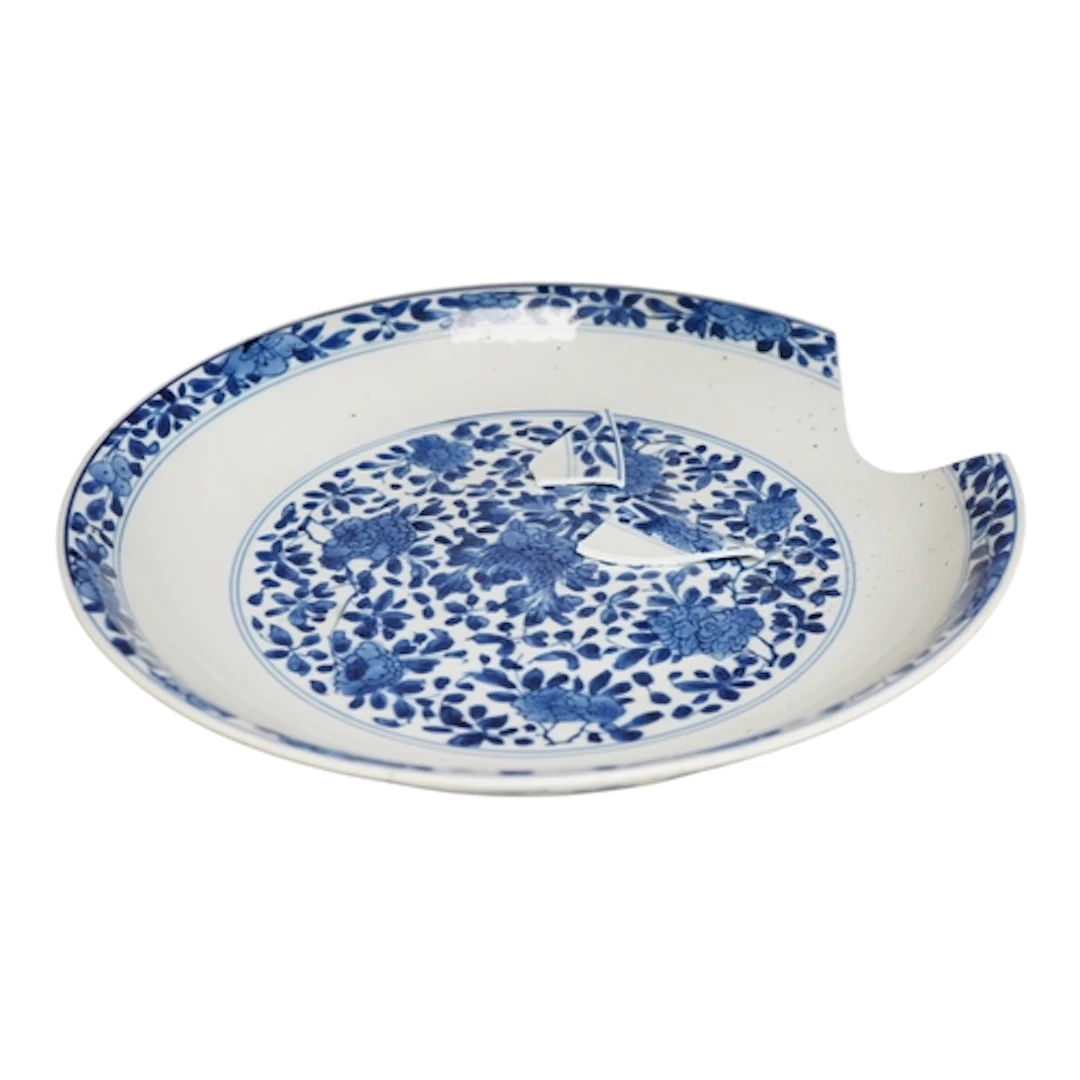 An 18th century Chinese blue and white dish, decorated in Mi...