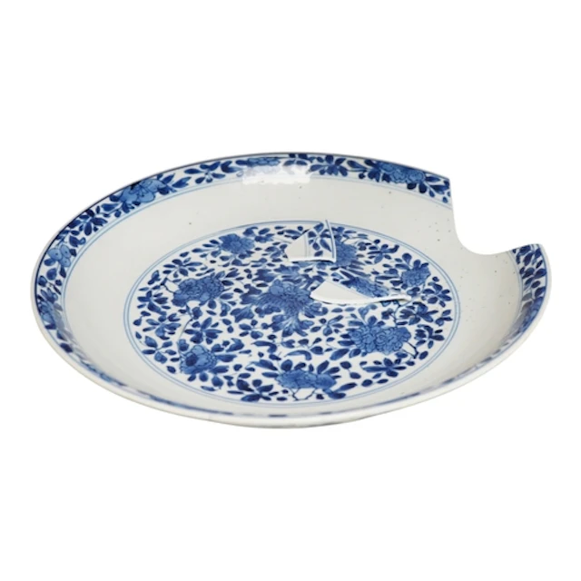 An 18th century Chinese blue and white dish, decorated in Mi...