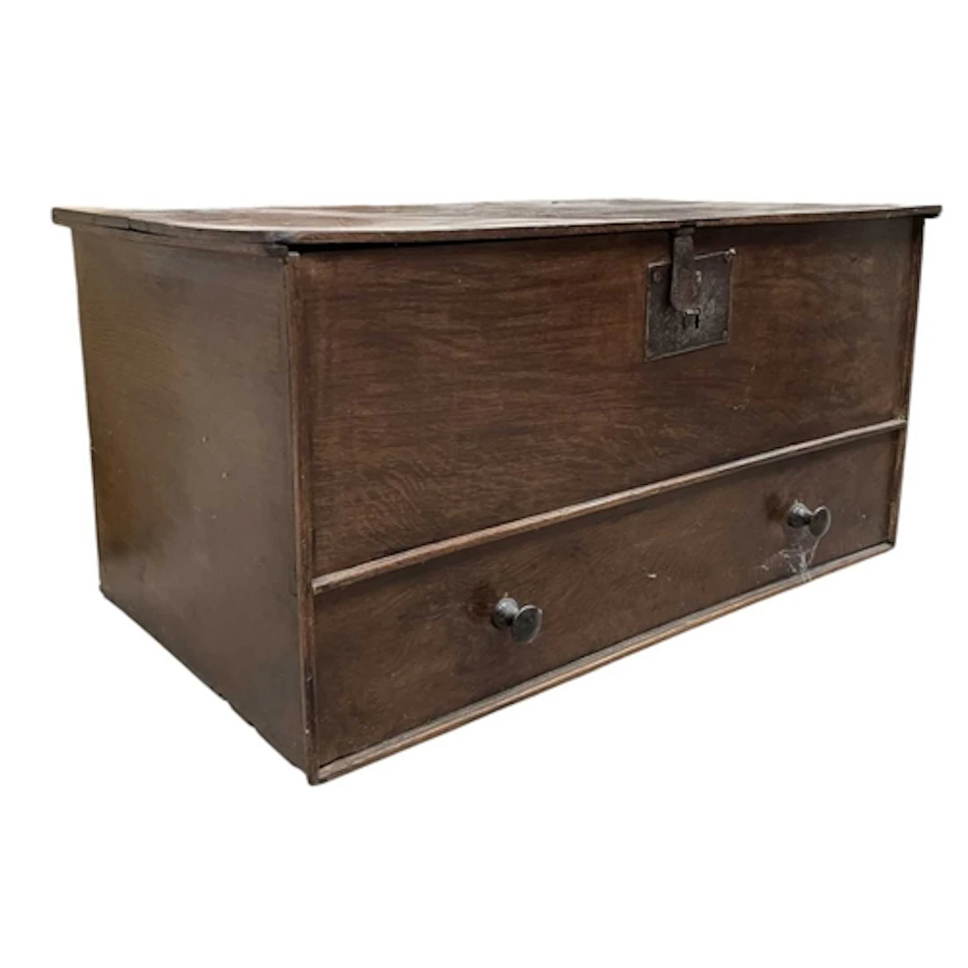 An 18th century Welsh oak coffer Bach chest.. The moulded hi...