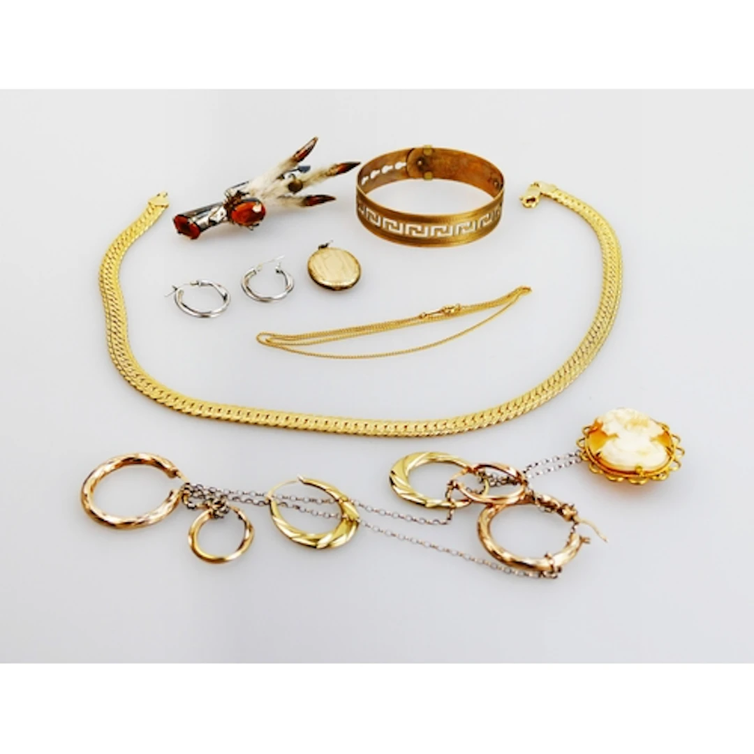 A small selection of silver and gold plated jewellery includ...