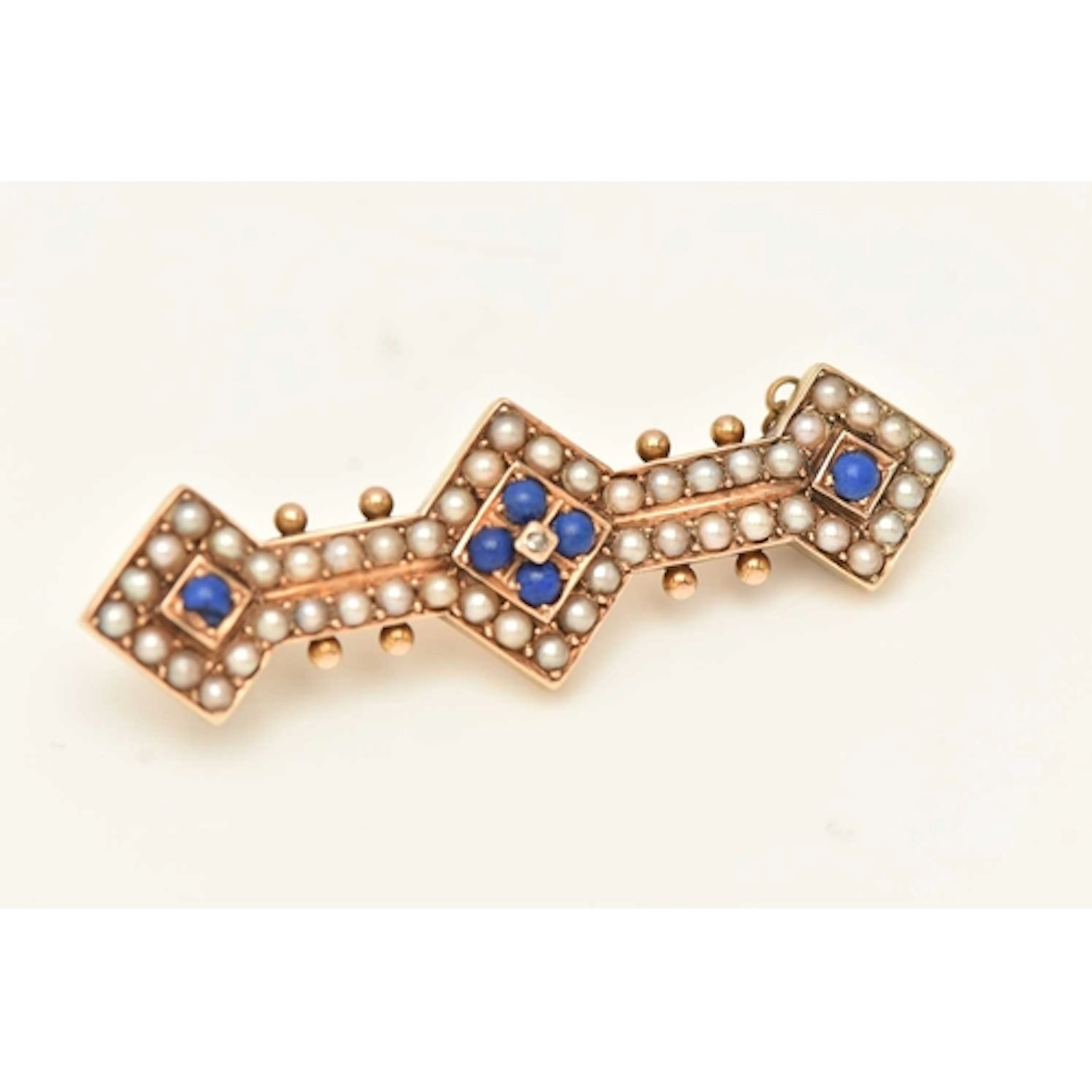 AN EARLY 20TH CENTURY BROOCH, a yellow metal bar brooch set ...
