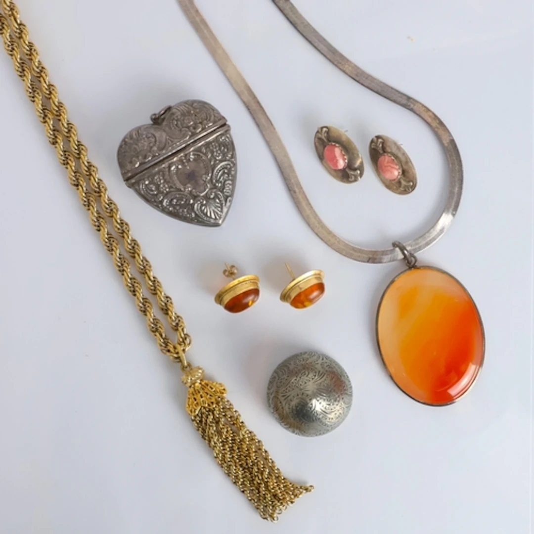 A selection of jewellery, including a pair of 9ct gold mount...