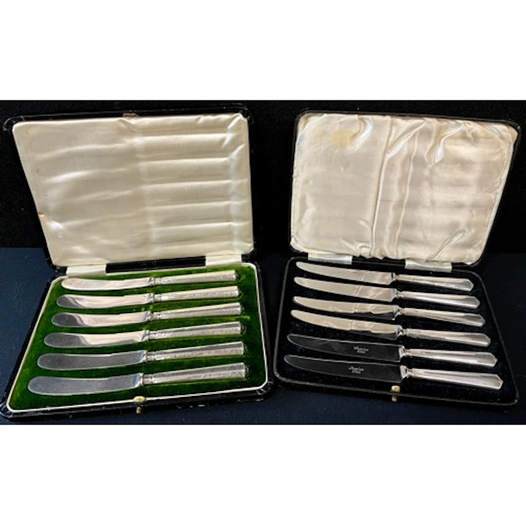 A George V silver handled set of butter knives, in a fitted ...