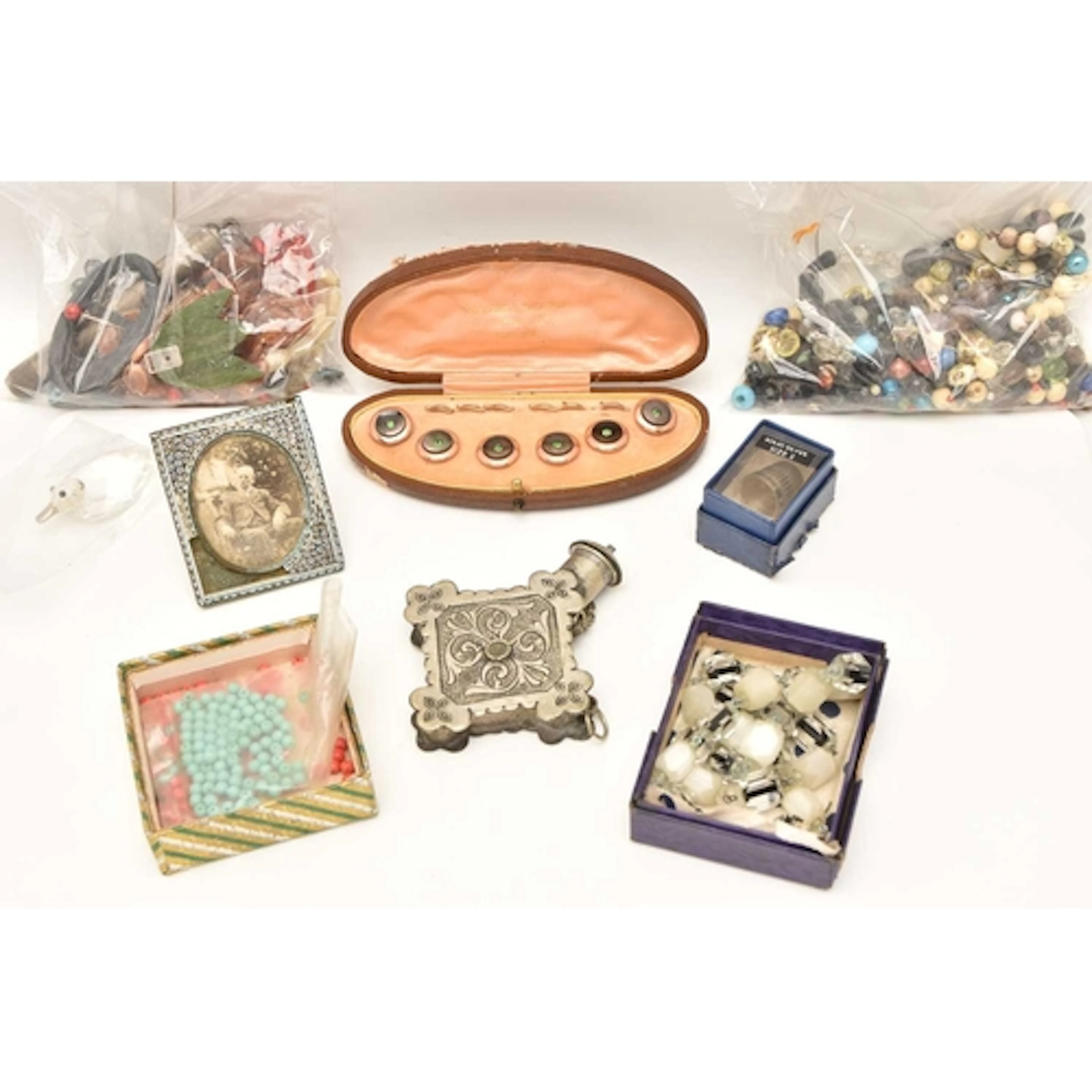 AN ASSORTMENT OF ITEMS, to include a cased set of rose metal...