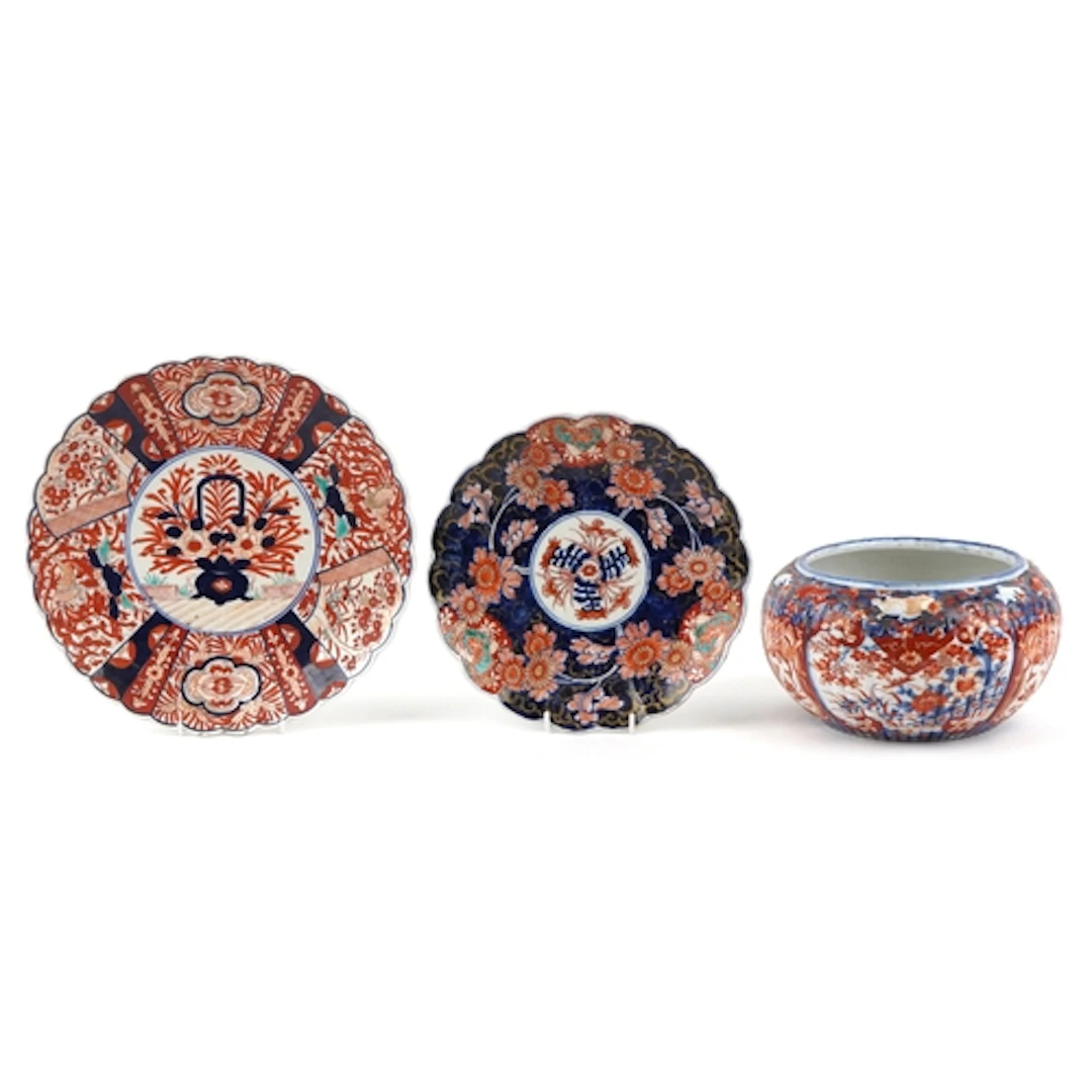 Japanese Imari porcelain items comprising two chargers and a...