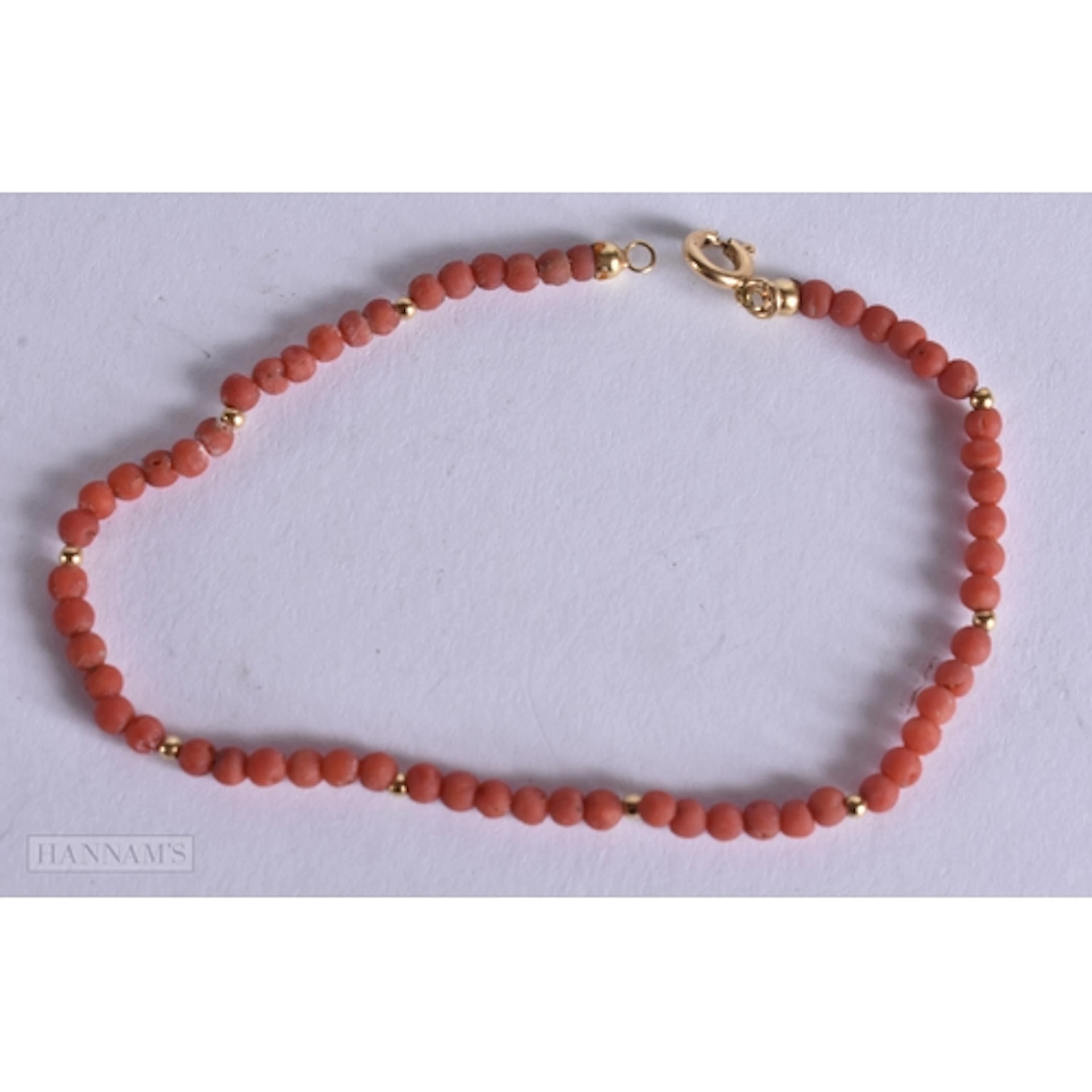 AN 18CT GOLD AND CORAL BRACELET. 2.5 grams. 18.5 cm long.