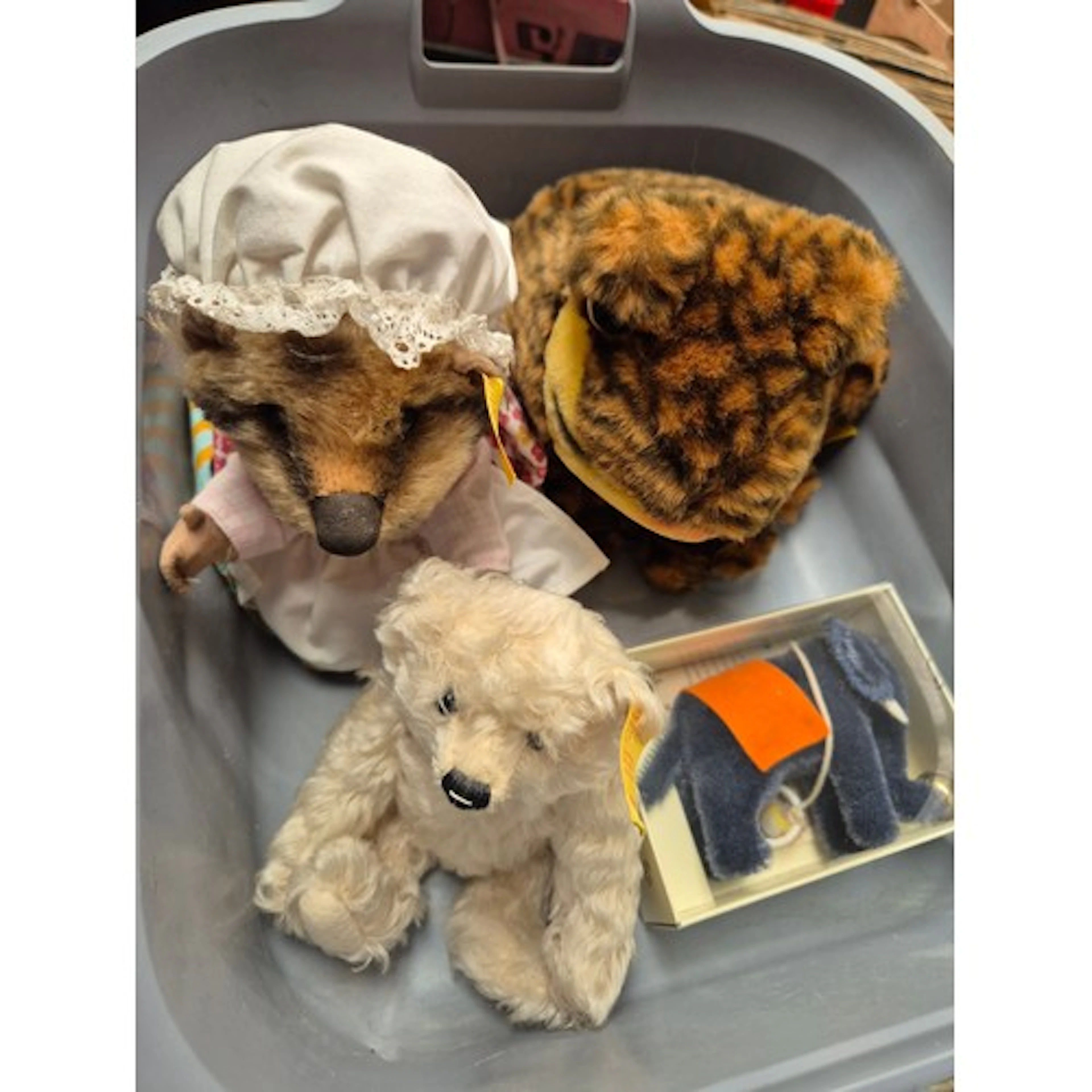 A tub containing 4 Steiff soft toys - Mrs Tiiggywinkle, frog...