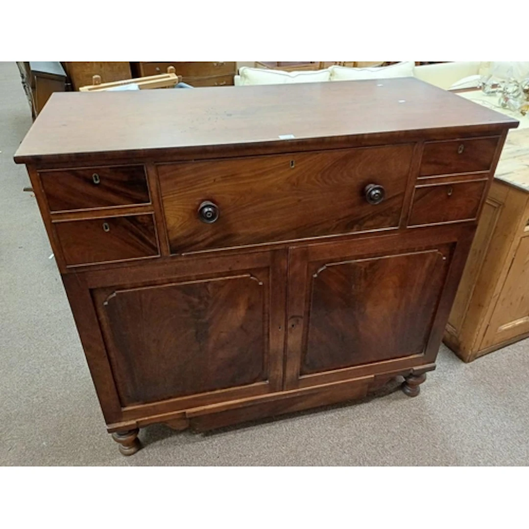 19TH CENTURY MAHOGANY CHEST OF DRAWERS. THE CENTRALLY SET LO...
