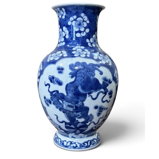A CHINESE BLUE AND WHITE VASE DECORATED WITH QILINS 24cm...