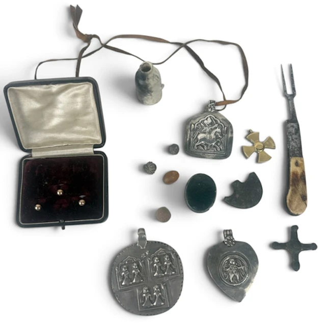 A MIXED LOT OF ANTIQUITIES TO INCLUDE INDIAN SILVER MOTIFS, ...