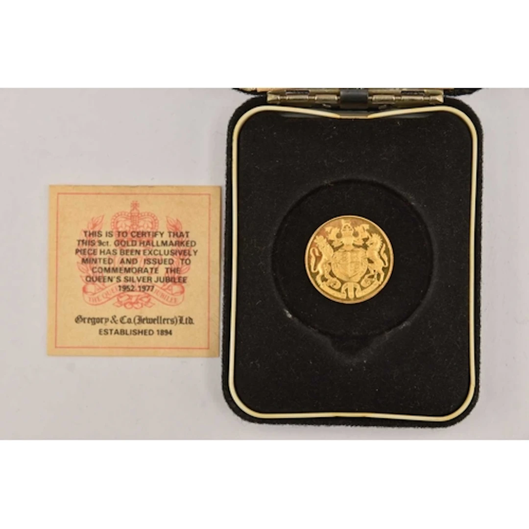 A 9CT GOLD COMMEMORATIVE QUEENS SILVER JUBILEE 1952-1977 COI...