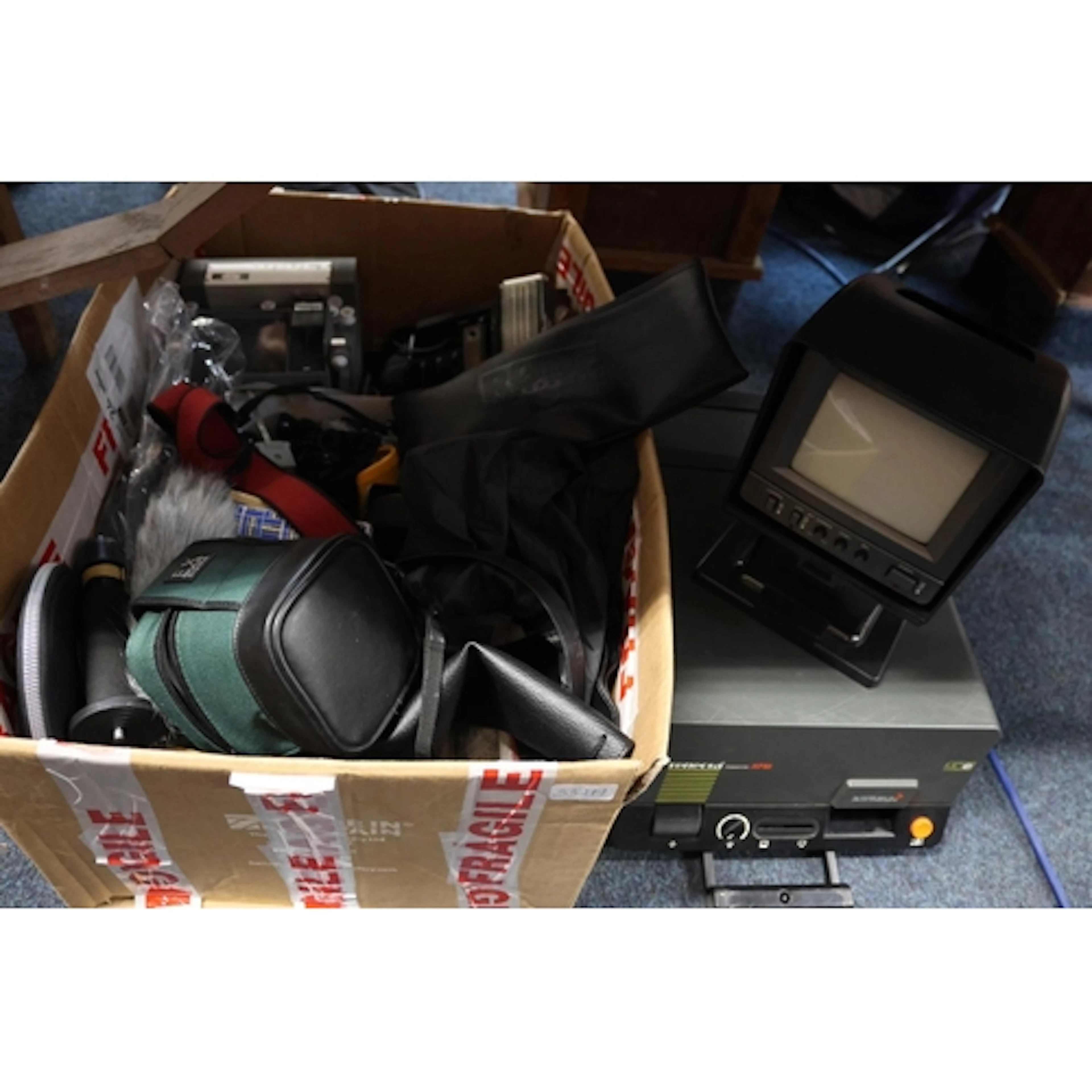 Vintage camera and equipement to include Nikon Cool Pix 990,...