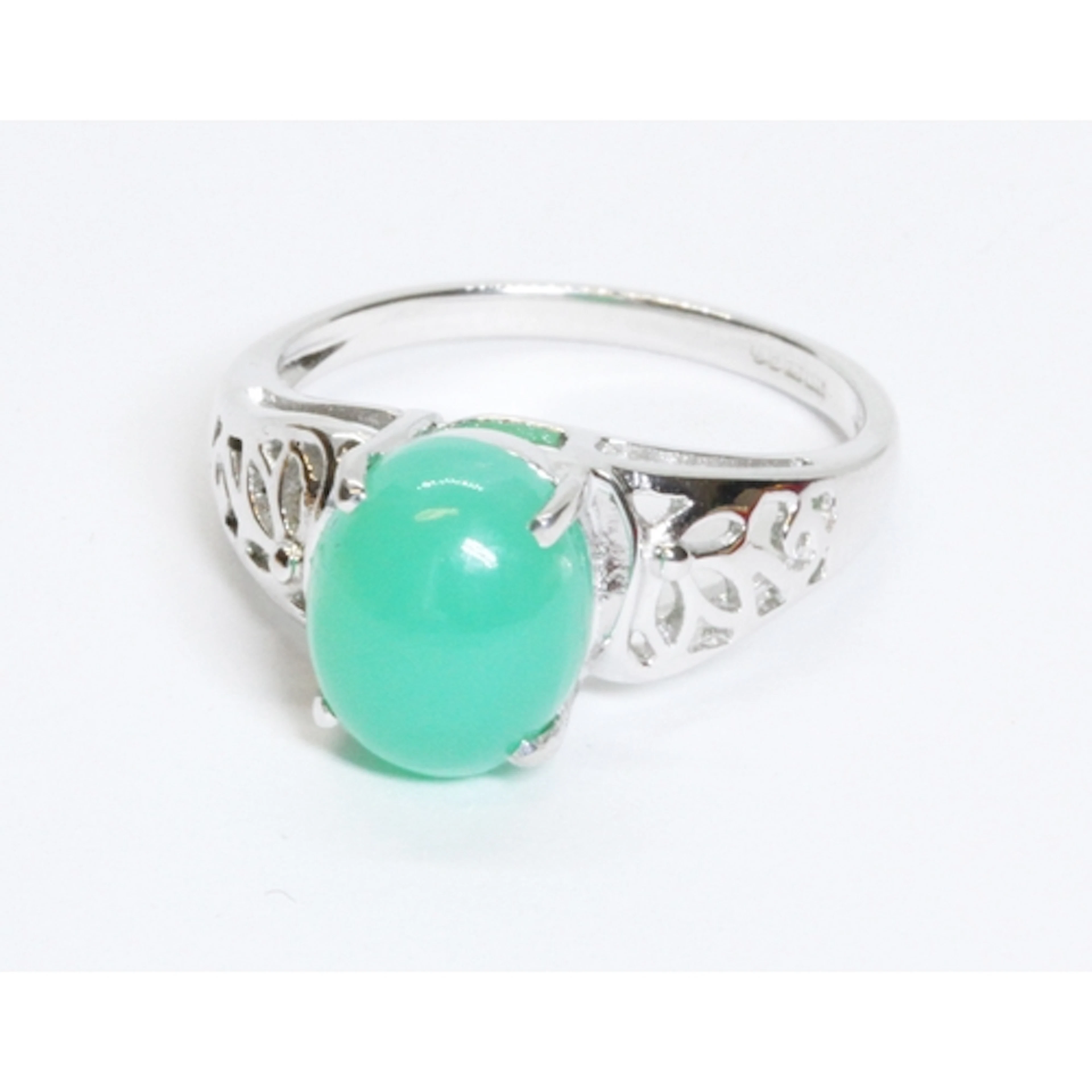 A 9ct white gold chrysoprase cabochon ring, gross weight 3.5...
