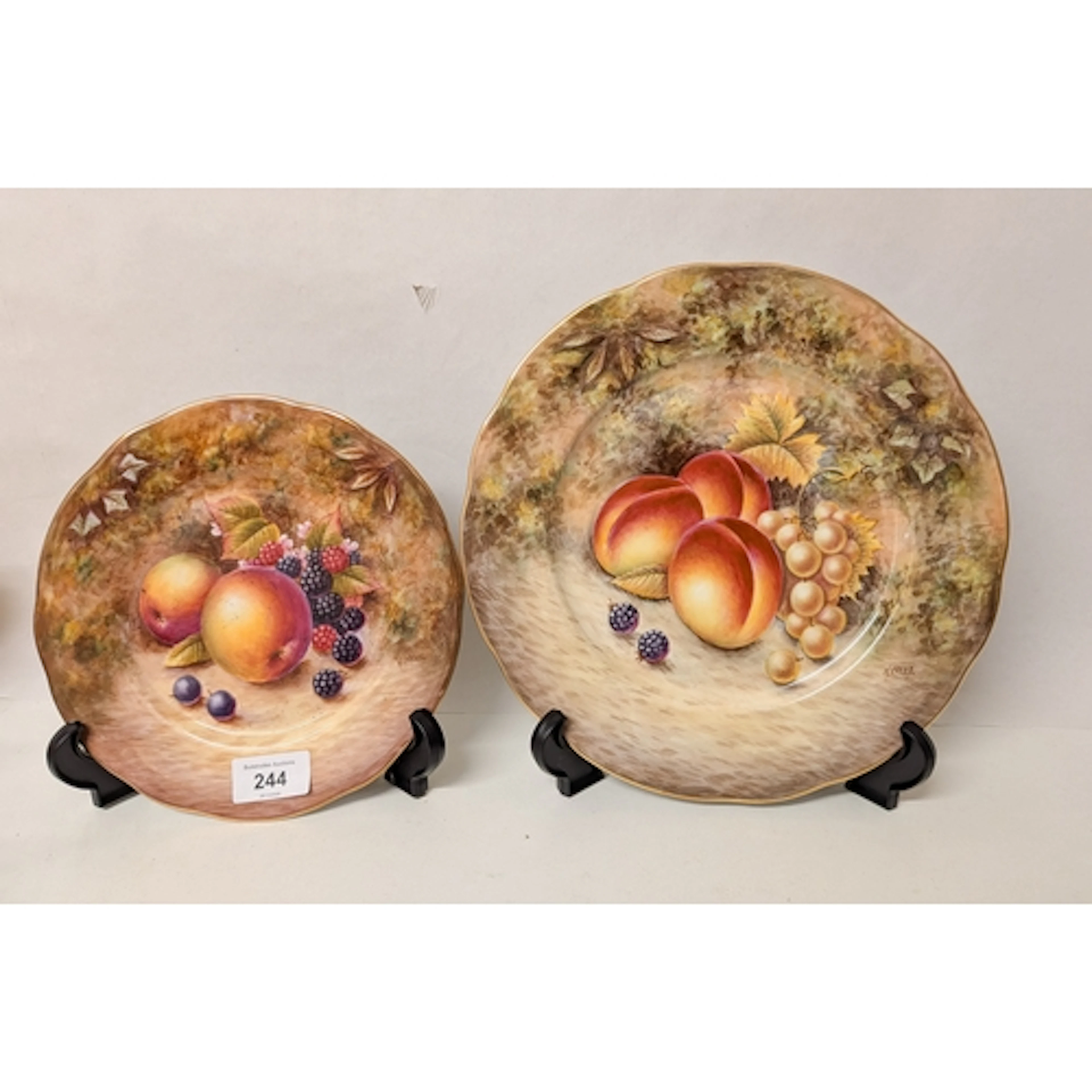 Nigel Creed, Royal Worcester Artist - a cabinet plate painte...