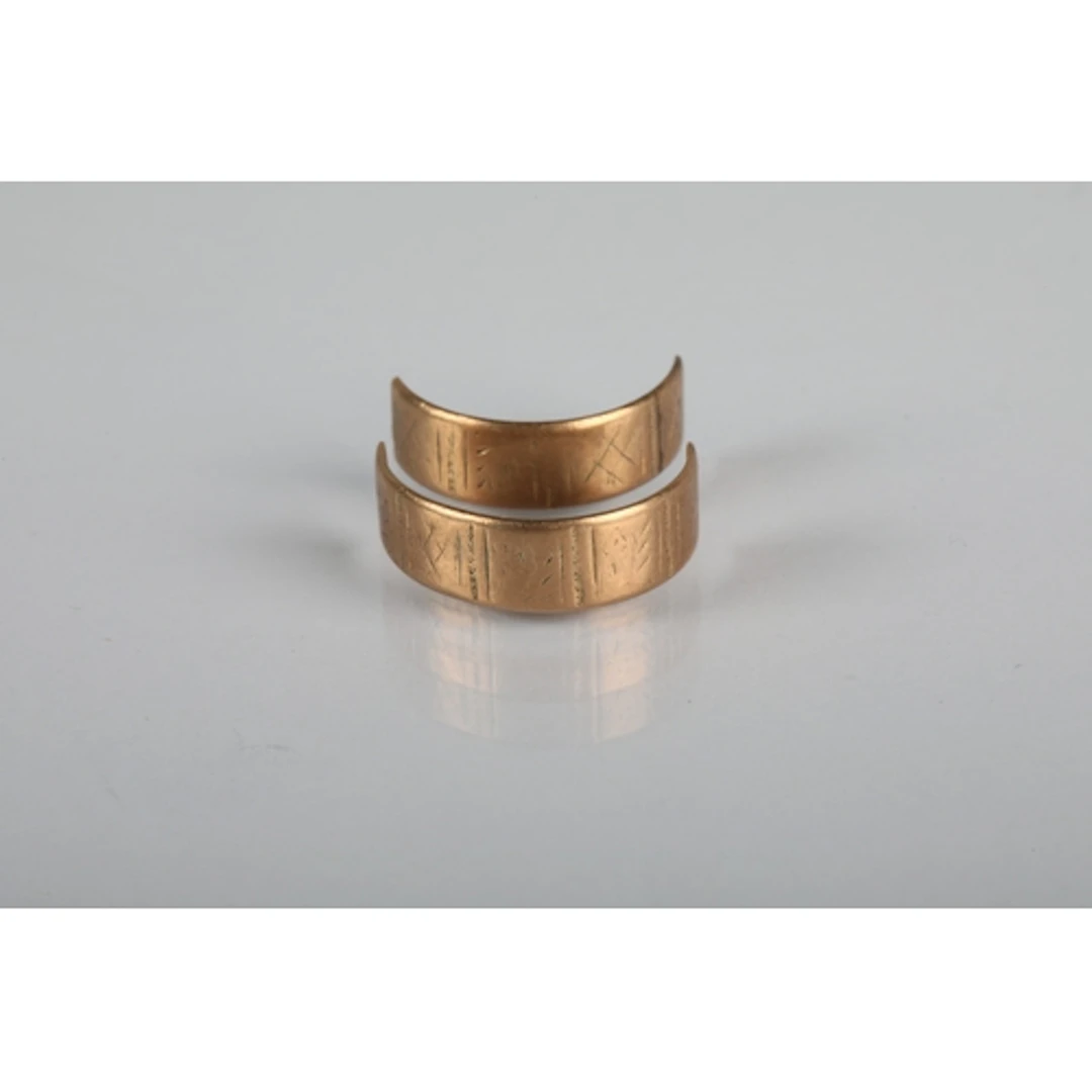 Damaged 9ct gold wedding band, gross weight 2.1g.