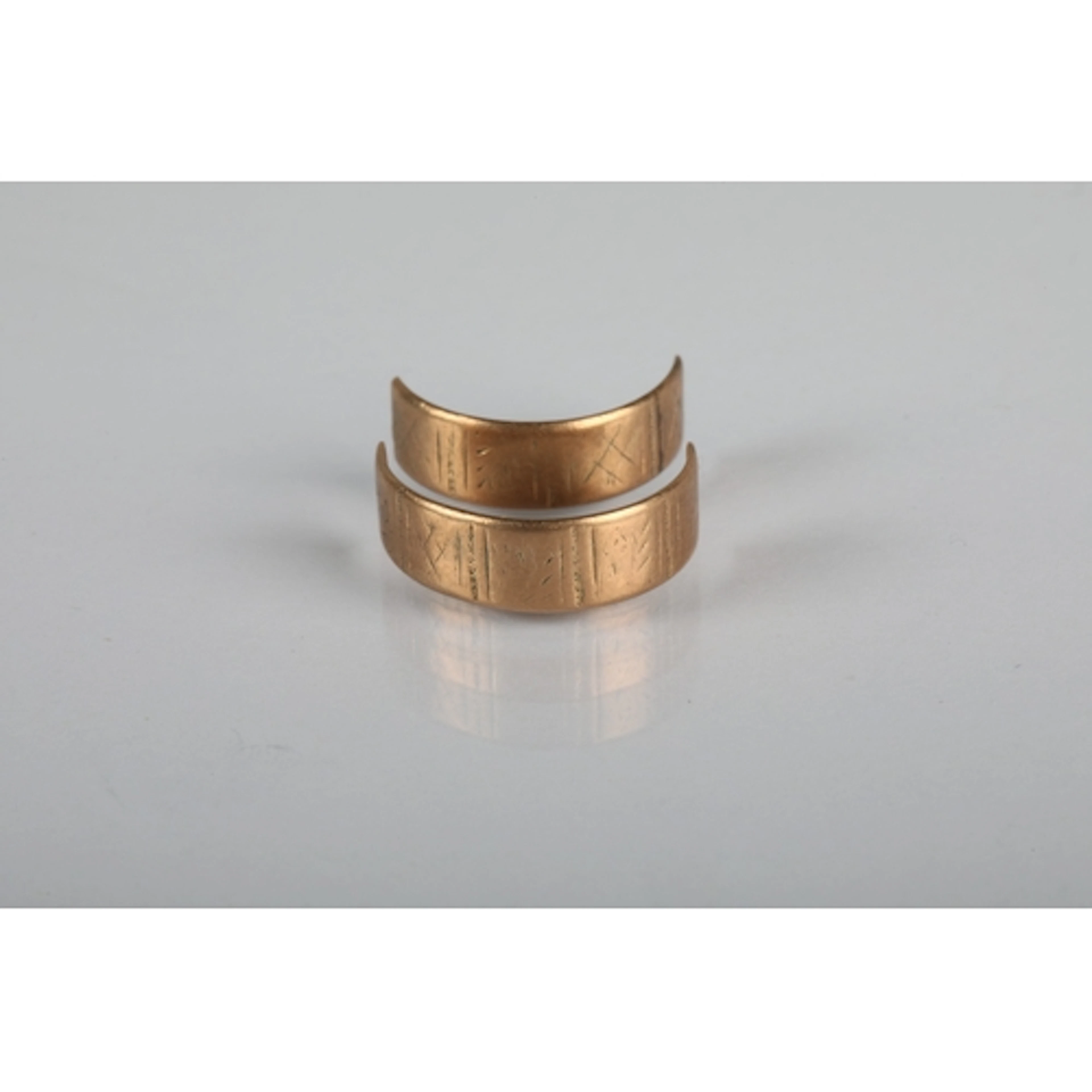 Damaged 9ct gold wedding band, gross weight 2.1g.
