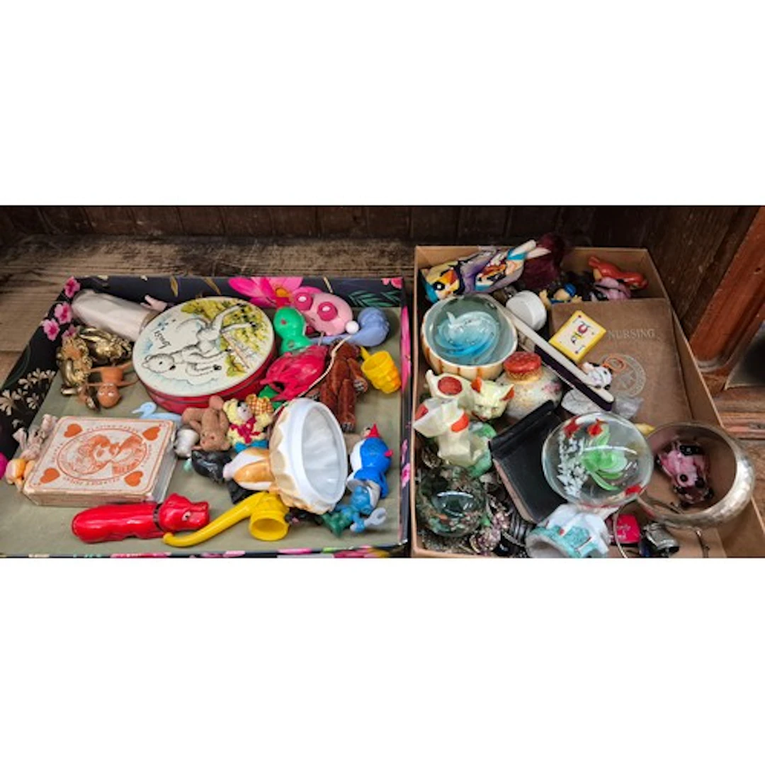 2 boxes of collectables including bubble pipes, plastic toys...