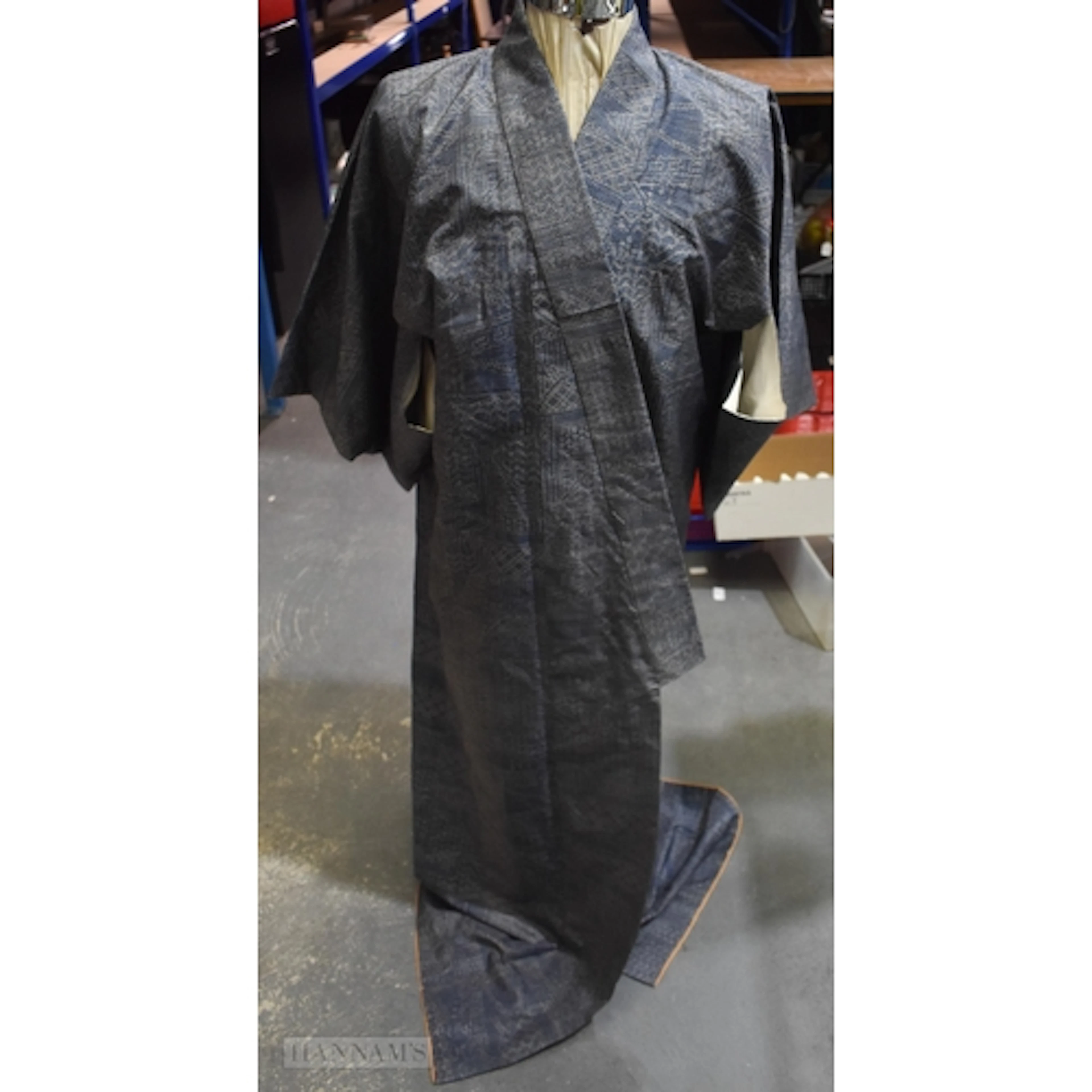 A JAPANESE KIMONO. 145 x 124.