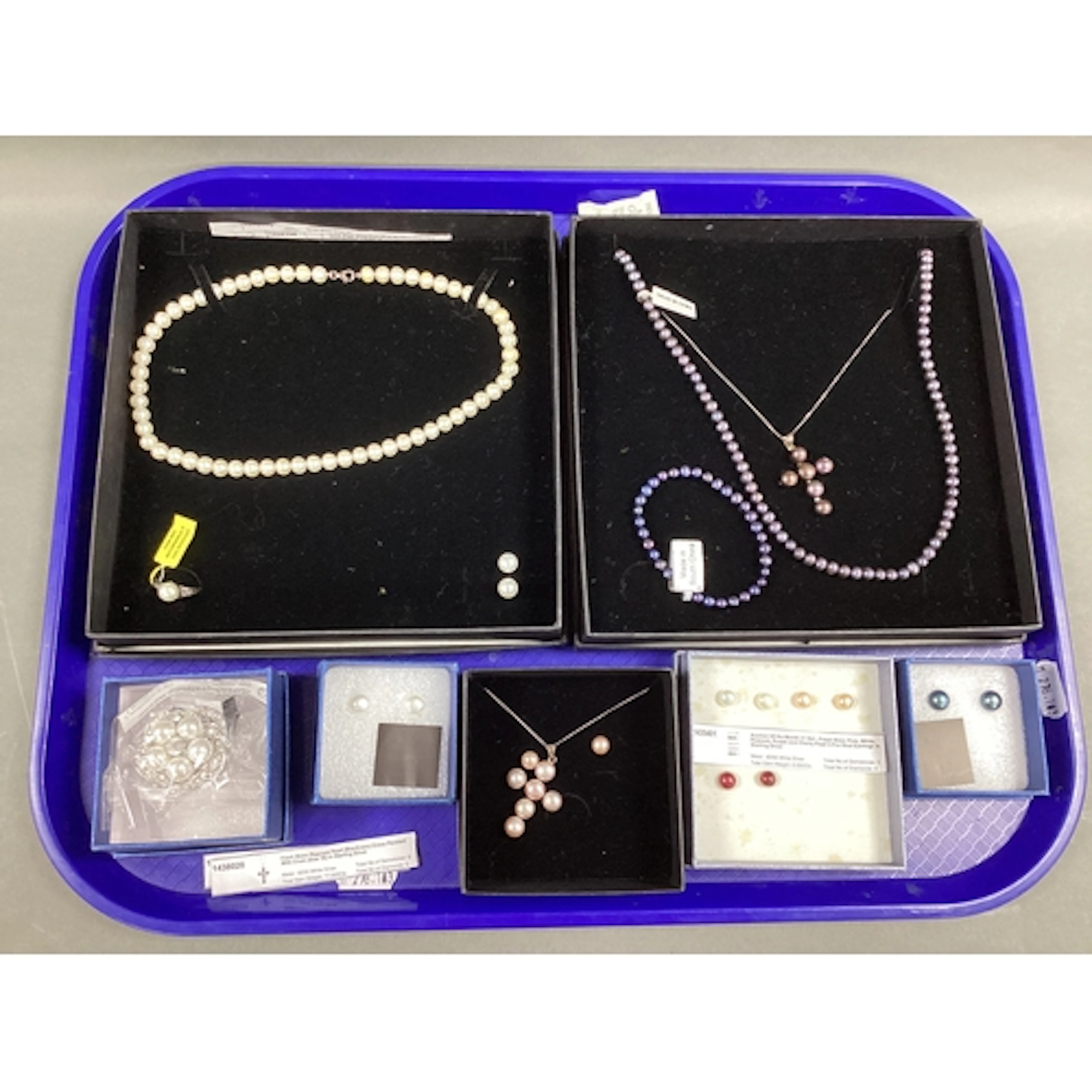 A Collection of Fresh Water Pearl Bead Jewellery, including ...