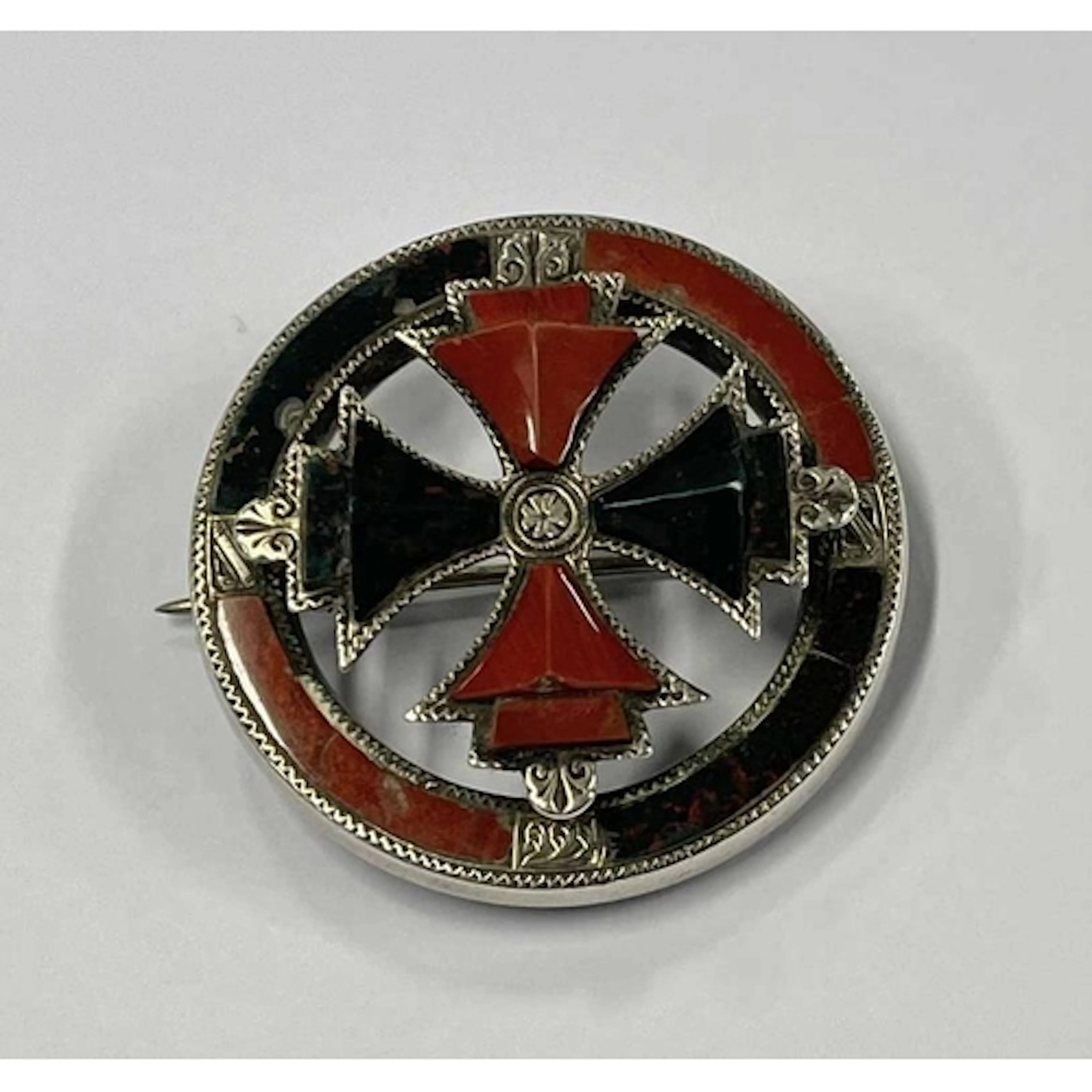 VICTORIAN WHITE METAL & AGATE SET CIRCULAR BROOCH - 4CM DIAM...