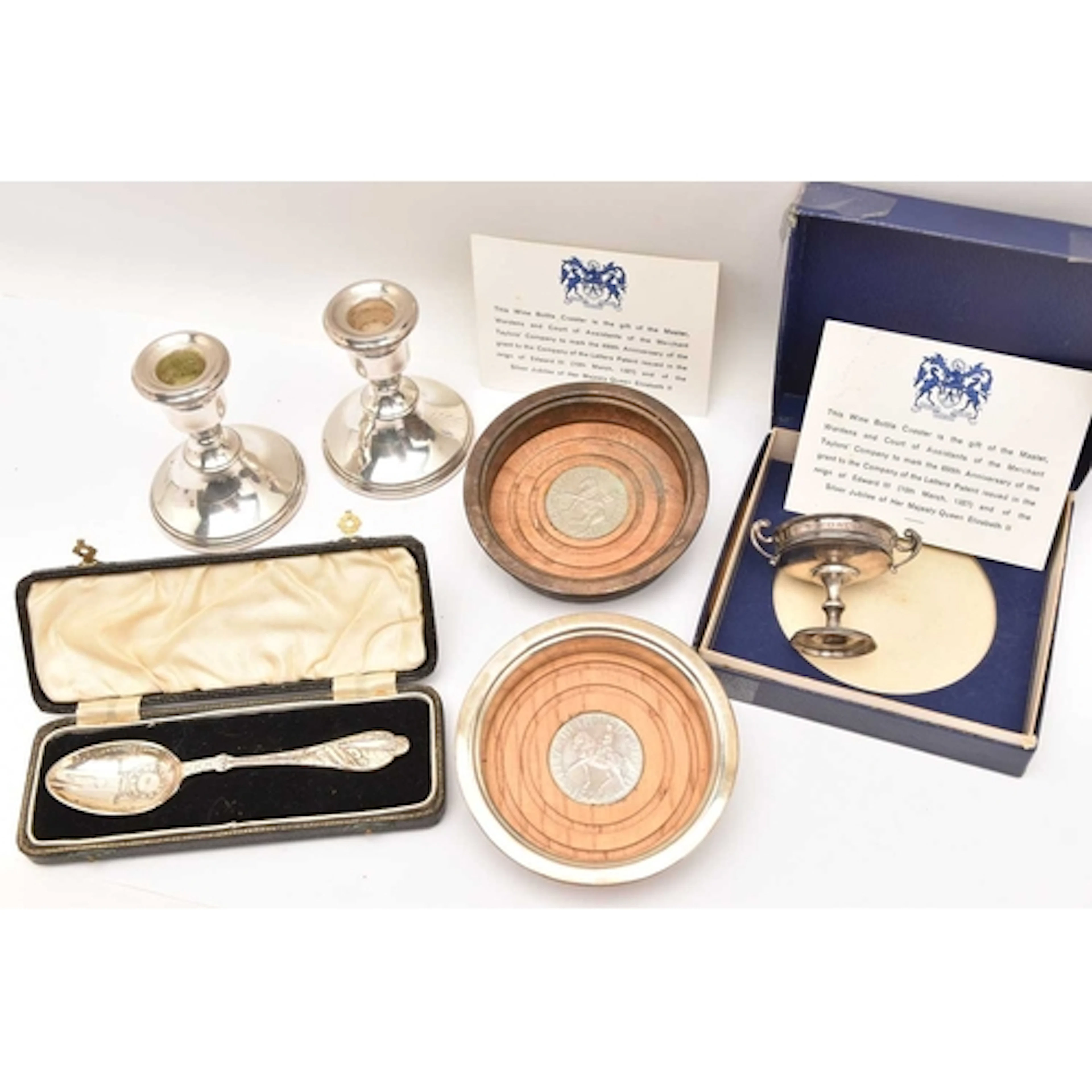 AN ASSORTMENT OF SILVERWARE, to include two silver jubilee m...