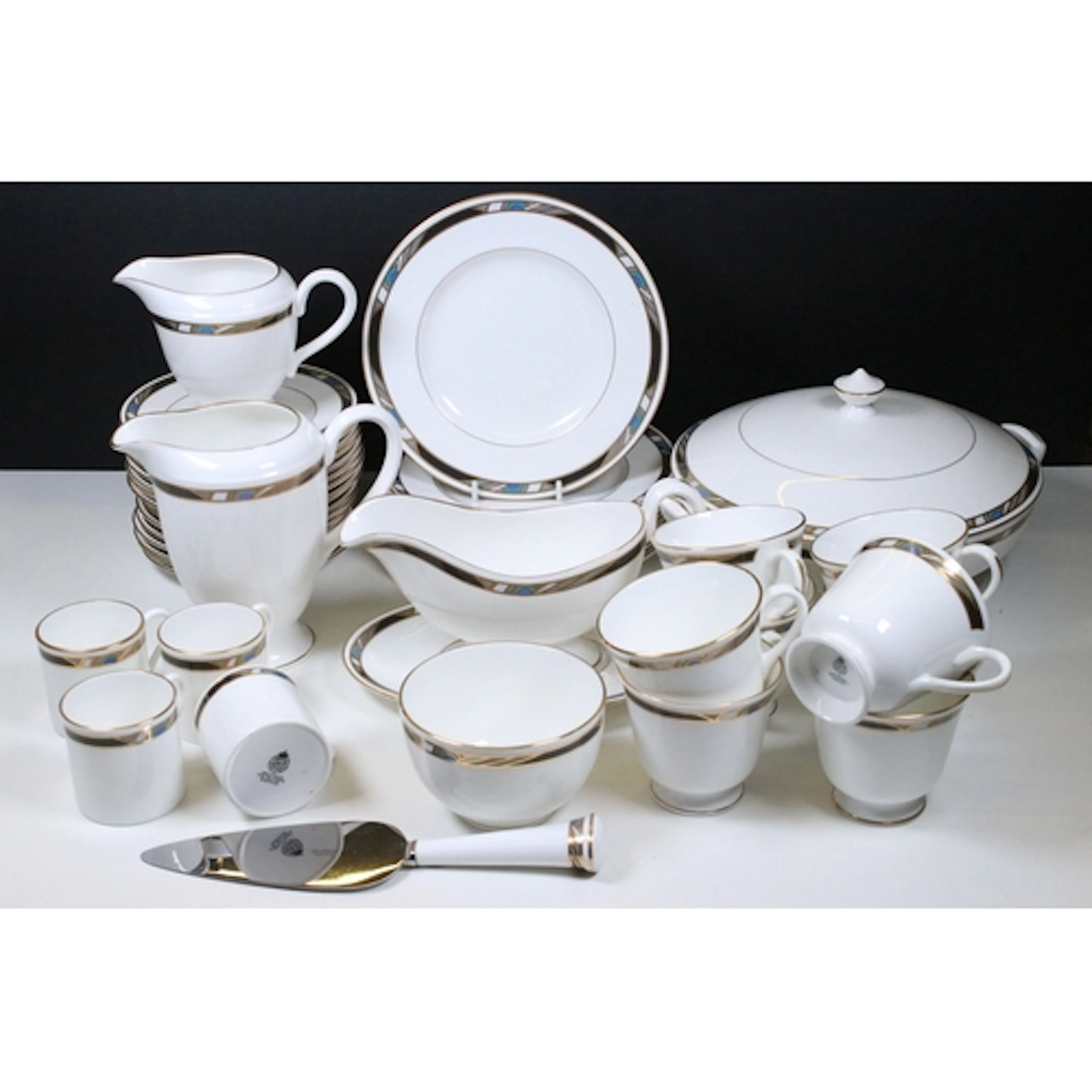 Royal Worcester 'Raffles' pattern tea, coffee and dinner ser...