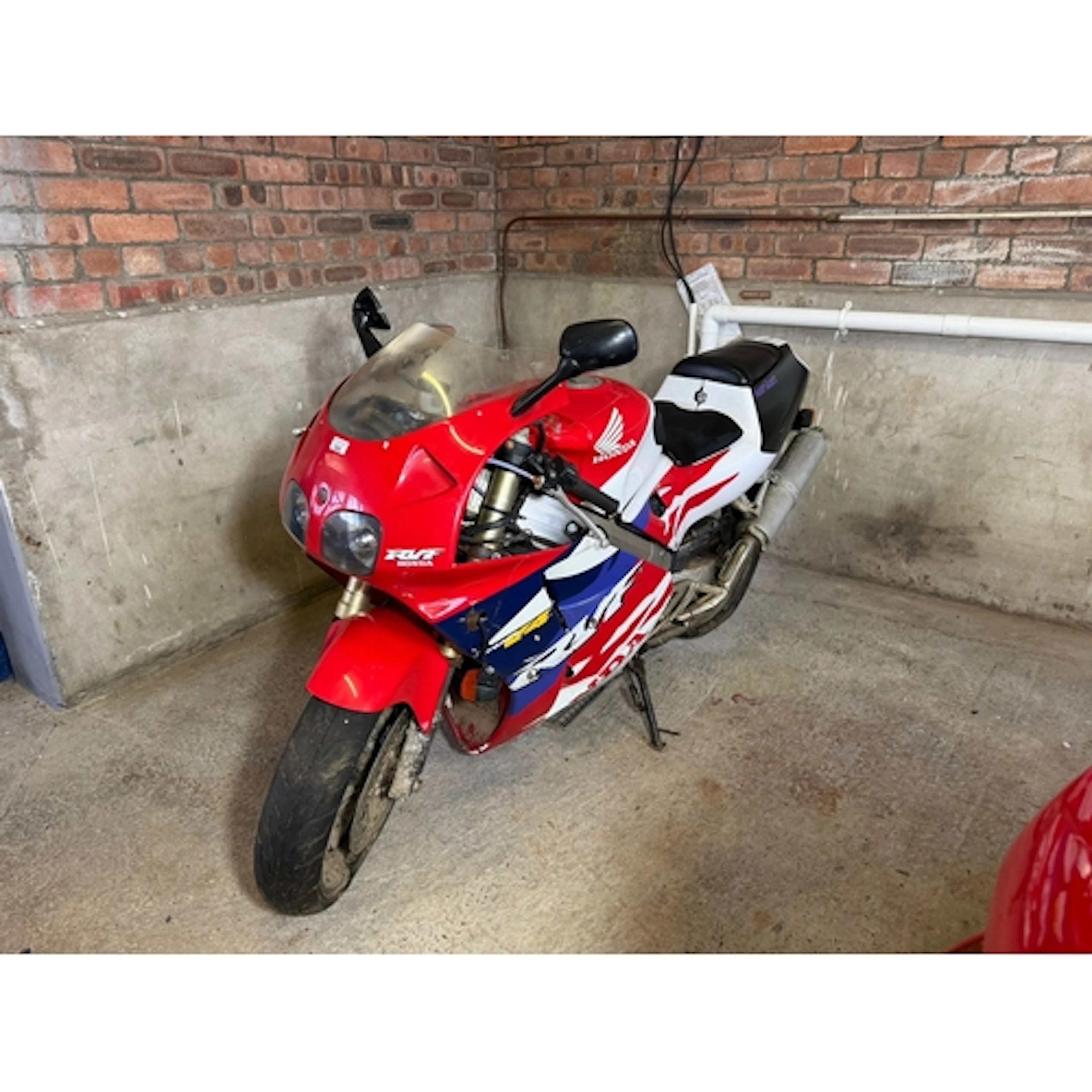 TO BE SOLD AT 12 oclock NOON precisely. HONDA RVF400R NC35 S...