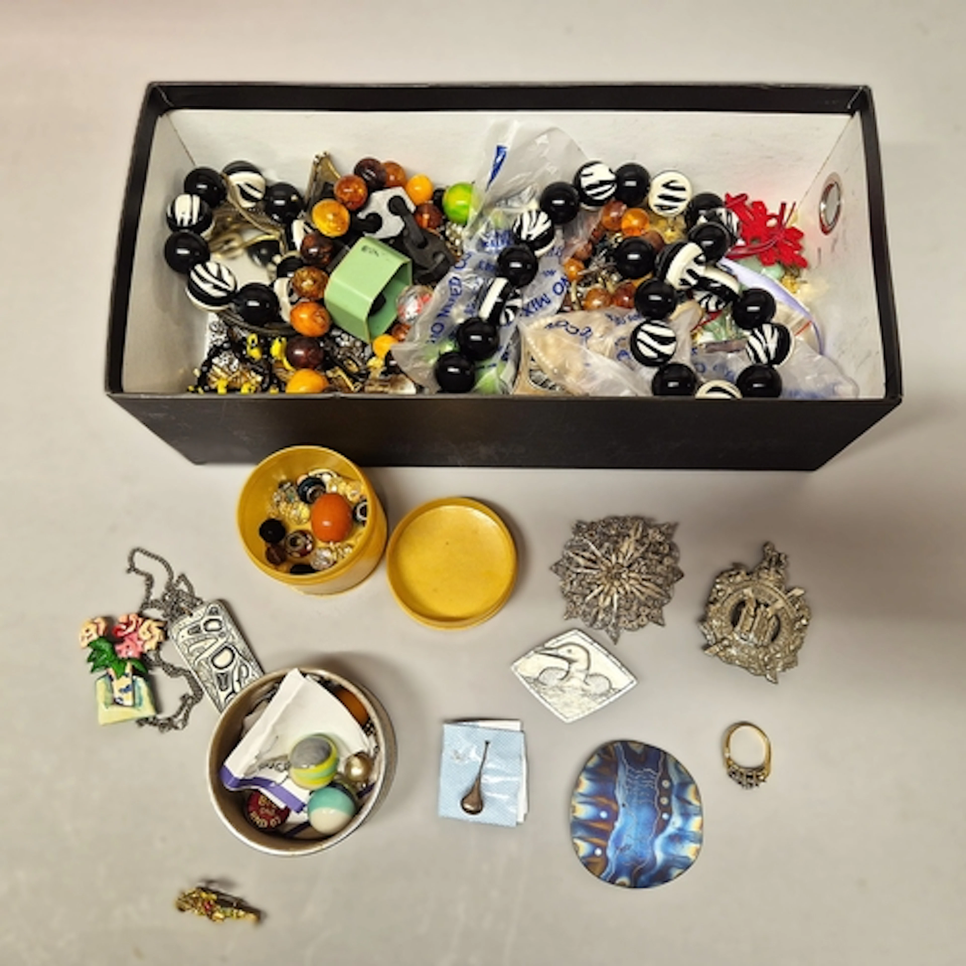 Box containing a large quantity of costume jewellery to incl...