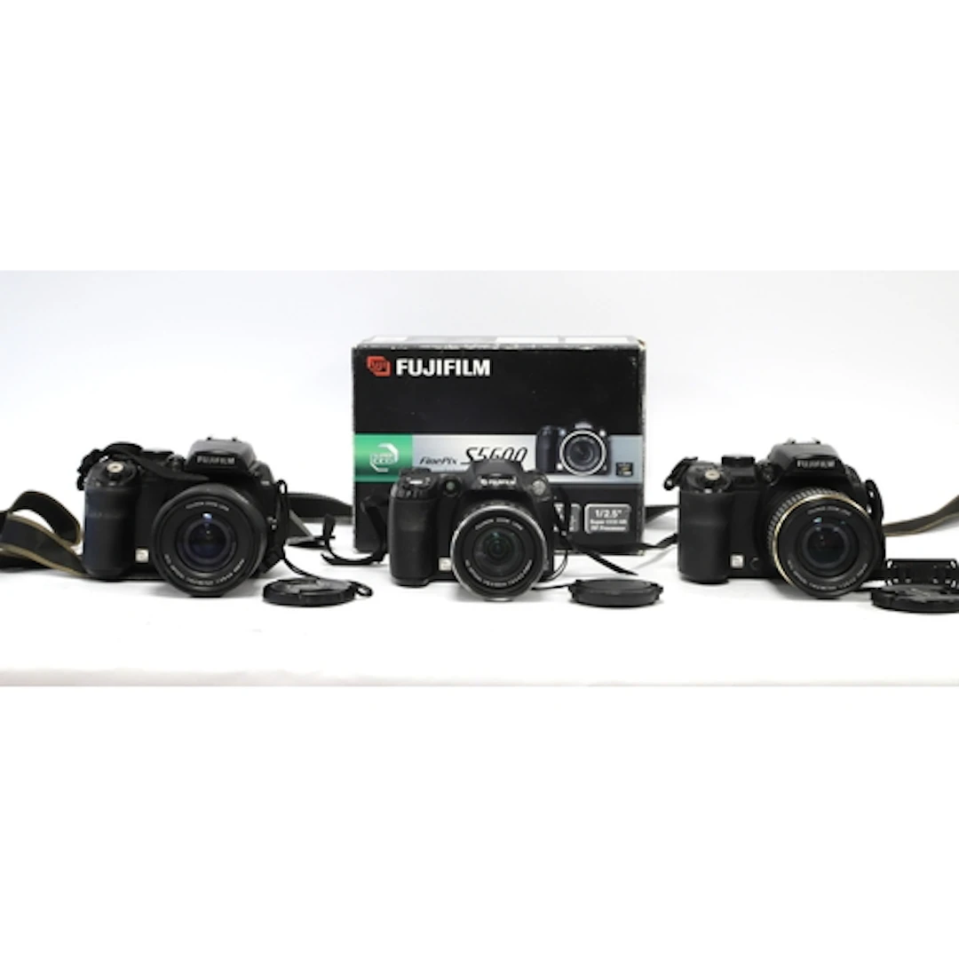 Fujifilm Finepix Bridge Cameras to include S5600 boxed and t...
